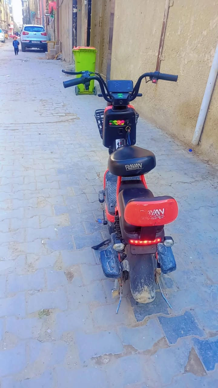 السلام عليكم دارجه شحن للبيع نضيفه ومبيها ايشيء بس تبديل تايرات، وكلشيء يخصها موجود السعر 180 وبيها مجال عيني الستفسار  *********** .
