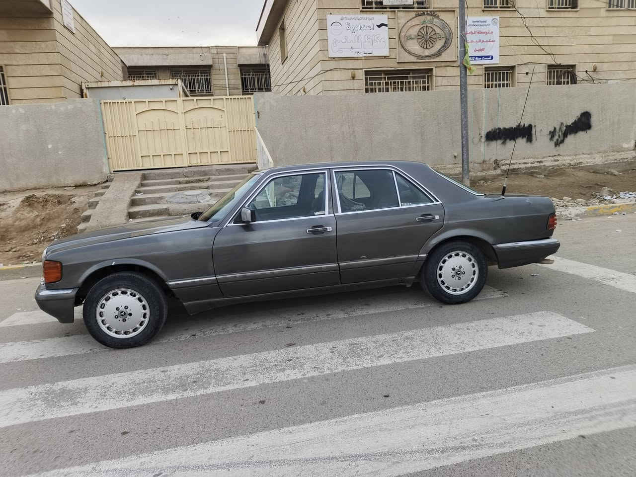 السلام عليكم

مارسدس جامبو 1992
بأسمي رقم انكليزي الجديد وهزة ماساقطة 
مصبوغة اثر جراد بدون عيب شرعي

🛑  محور مكينة وكير بطة جدد شرط وارد يابان 
🛑كهربائيات كلها شغاله تدفئة والتبريد يحتاجله غاز فقط لان اشتغلته وكلت على الصيف اخلي الغاز
🛑منظومة ليد زنون اصلي مع ورقة الضمان 
🛑شادلها افضل منظومة غاز اتيكر الايطالية حكومية، يعني تنسى الصرف تكدر تشغل غاز وبانزين مع كارت المنظومة الحكومي
🛑فتحة السقف ماطورها شغال بس السجة ما مركبه
🛑الحدادية خلفية وامامية حلوات
🛑تخم بلك جديد تخم نوزلات جديد فيت بمب جديد 
🛑تخم تاير تايلندي اصلي من شركة الديار الخضراء مع ورقة الوصل للضمان
🛑سنتر لوك شغال ✓
يعني السيارة على ايدي ما عايف بيها شي 

السعر 55 ورقة وبيها مجال بسيط حك الجيه 

المكان بغداد/ بوب الشام

***********
