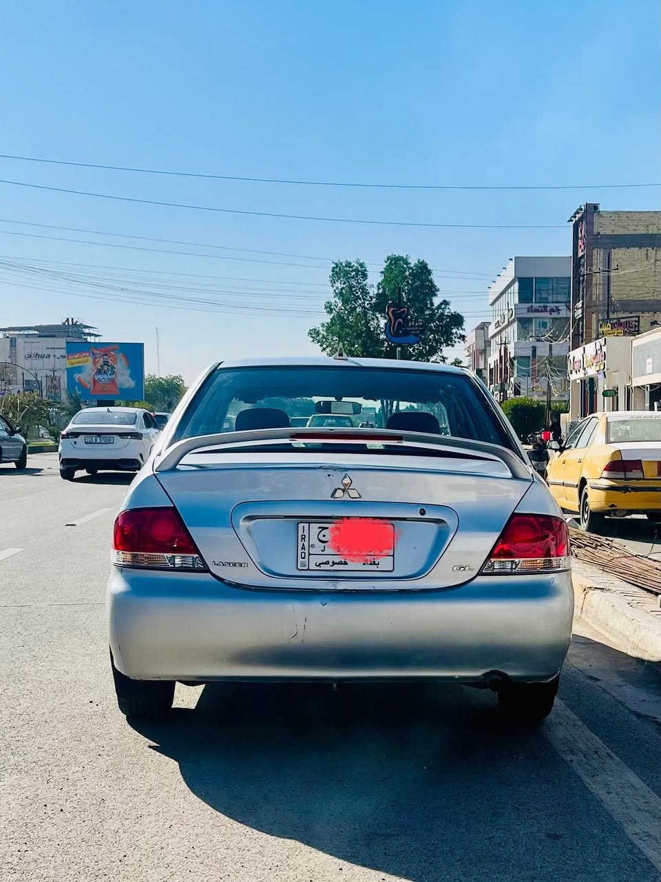 السلام عليكم 
للبيع لانسر موديل 2006
محرك 1500 قبق اسود 
محرك وكير خير من الله  
مصبوغة عام للجمالية 
تبريد شغال وكهربائيات كلها شغالة ودوشمة جلد وغرفتها نظيفة السعر 70 وبيها مجال قليل 
موقعها بغداد / الزعفرانية 
للاستفسار / ***********
