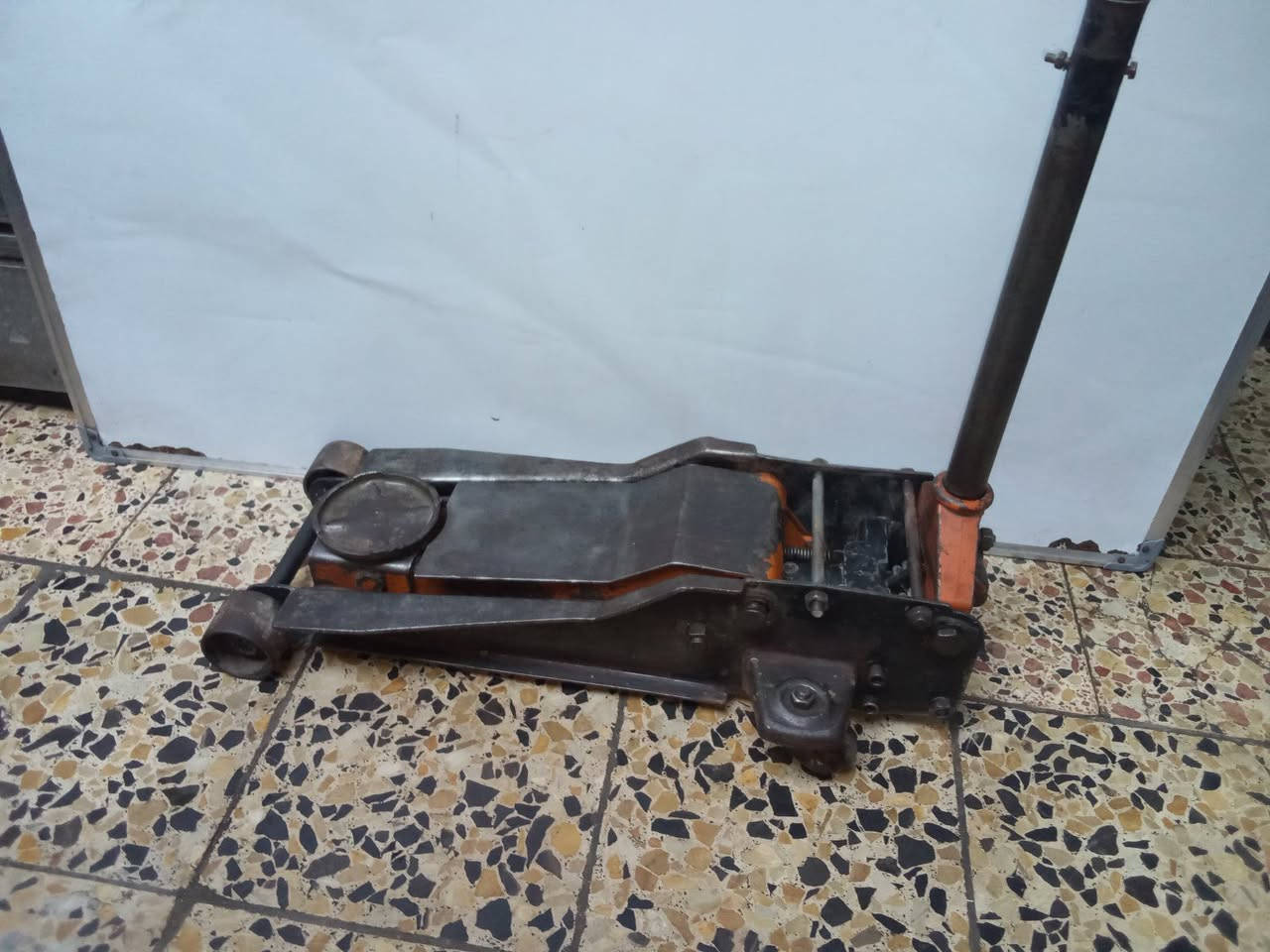 ⭕ يوجد توصيل لكافه المحافظات
اليوم وصلني جك عربانه تمساح 5 طن شغال وعل الفحص قديم باب اول اصلي دبل بستم السعر 100 الف
***********
