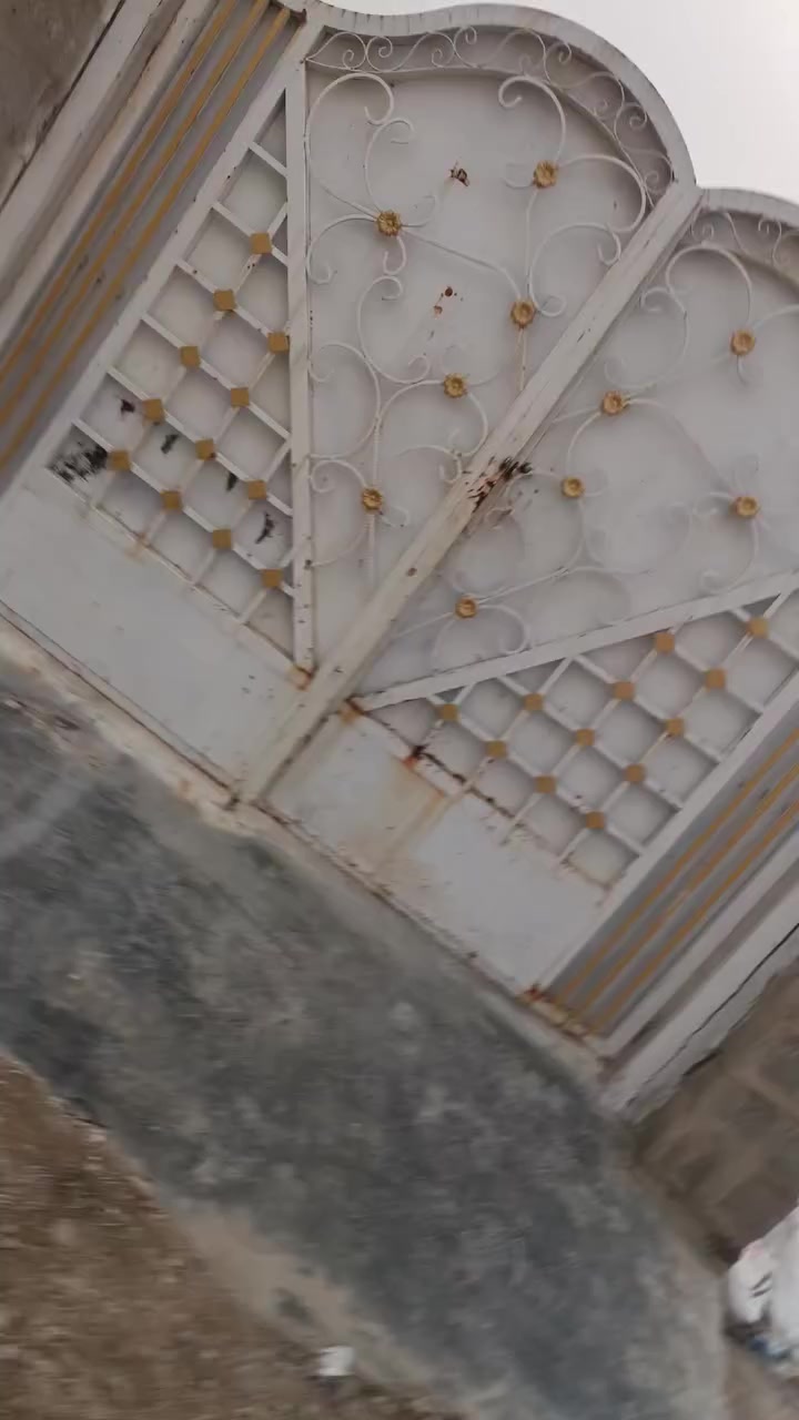 سلام عليكم بيت للبيع مساحة ٦٢٥سند ١٧خدمات كهرباء ومي وتبليط قريب عشارع وقريب علة جسر الفرنسي  بناء جديد ستفسار ***********
