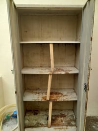 دولاب حديد 4 رفوف للبيع سعرة 70 الف وابية مجال للستفسار 07752601080