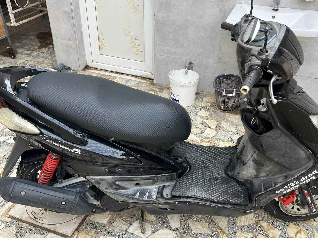 سكنس فحل كابريتر 
الدراجه نضيفه بيه ملاحظات بسيطه 
الكهربائيات كله شغاله 
تشغل وتطلع محرك مامفتوح 
العنوان قرب بسمايه 
السعر 550 وبيه مجال 
***********
