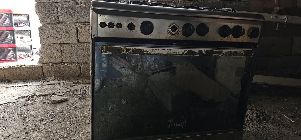 طباخ نضيف شغال شرط
الفرن كذالك شغال اي عيب مابي ٨٥ بي مجال قليل 
عنوان مفرق الشوره  ***********
