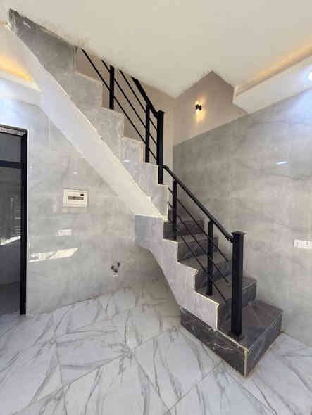 سلام عليكم 
#عقارات_علاوي
 تسليم فوري 
 Vip.       
بيت 🏠ركن للبيع في حي البكر الأطباء موقع مميز 
بناء فول حديث 2025 سند طابو الزهور 
مساحة البيت 88متر واجها 8 متر 
يحتوي البيت ع اسقبال وغرف نوم ومطبخ وصحيات ومناور 
طابق الثاني 3 غرف نوم وصحيات ومناور وبلكون وبيتونه 
يحتوي البيت ع 
نظام كاميرات 
نظام غسالات 
نظام دشات 
نظام دكتات 
نظام سبالات 
نظام غاز 
للاستفسار عن سعر البيت الاتصال ع الرقم
***********------***********
مكتب عين الفهد للعقارات العامة 
عنوان المكتب الموصل الجانب الايسر حي سماح الاركان.شارع ٢٠ شارع الاركان.
