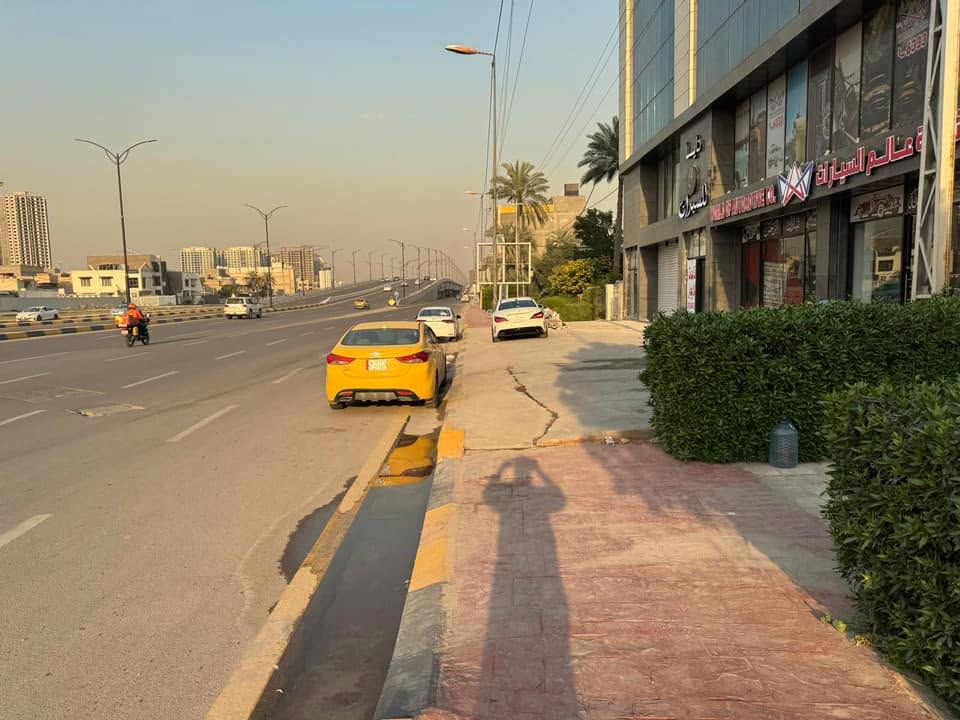 للبيع دار تجاري بالمنصور 
دار تجاري للبيع شارع بلدية المنصور  قرب كاتب عدل المنصور قرب مجسر البيجية بناء كلاسك 
المساحة  ٢٢٧م  جبهه ١٠م  زنجيل ٤غرف نوم مطبخ وصالة واستقبال وحديقة 
ورصيف وتشجير .***********
سند مستقل

