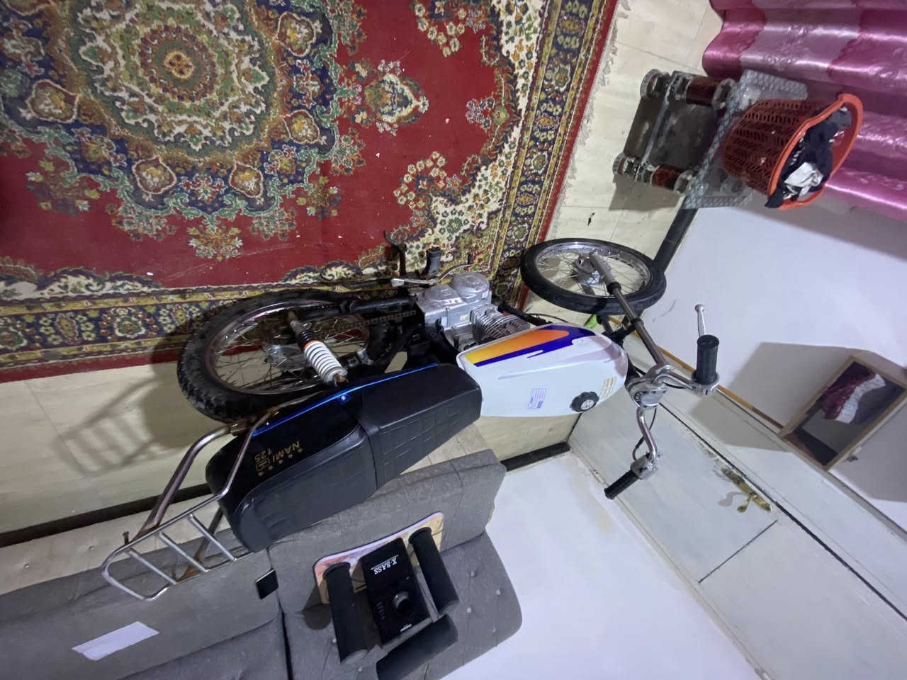 سلام وعليكم اخوان دراجه ادوات للبيع مديل ٢٣كفاله محرك برغي ما مفتوح خير من الله بس صفحت المغنطه طايح لونها نفس ما تشوف بصوره ماعليها اي شكال موجوده بسوك ب١٥الف عنواني بصره جزيره شط العرب سعر ٤٥٠قفل  رقمي ***********
