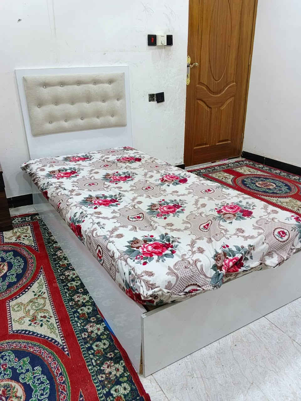 السلام عليكم  غرفة نفر واحد استعمال قليل نظيفة بسعر ١٥٠وبيها مجال للشراي الاتصال على الرقم واتساب ***********
