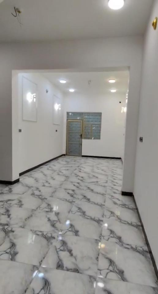 بيت للايجار بناء جديد مساحة 100م في حي المكرمة
بناء جديد غير مسكون 
طابق ونص 
الطابق الارضي يتكون من استقبال وصاله ومطبخ وغرفه وحمام وصحيات 2 داخل البيت وخارجيه
الطابق الاول يتكون من غرفه وصاله وصحيات 
العنوان: 
 حي المكرمة يم المدرسة الصينية بالضبط خلف انشائية الخفاجي موقع راقي وقريب عليك كلشي السعر 500 قفل 
للاستفسار اكثر الاتصال على الرقم بي واتساب 
***********
