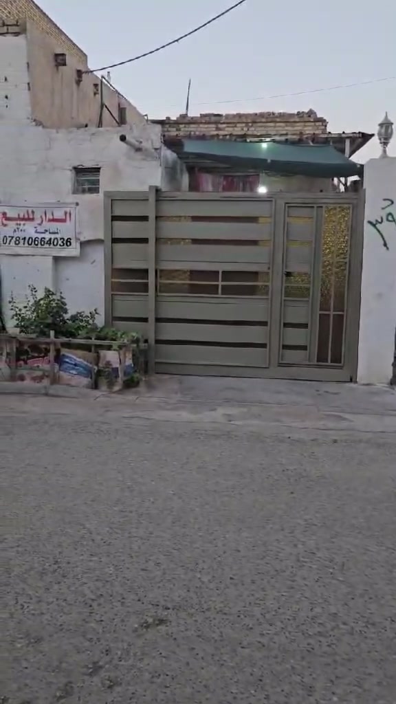 بيت 200متر 10×20. اسكان الصناعي قرب الجامع مجاور سنتر برتقاله قريب الشارع كافه الخدمات بناء عكاده غرفتين ووصاله وطارمه وكراج سياره. ديوانيه 6,×5.  حديقه خلفيه ع عرض لقطعه.  سعر 200. للاستفسار اتصل ***********
