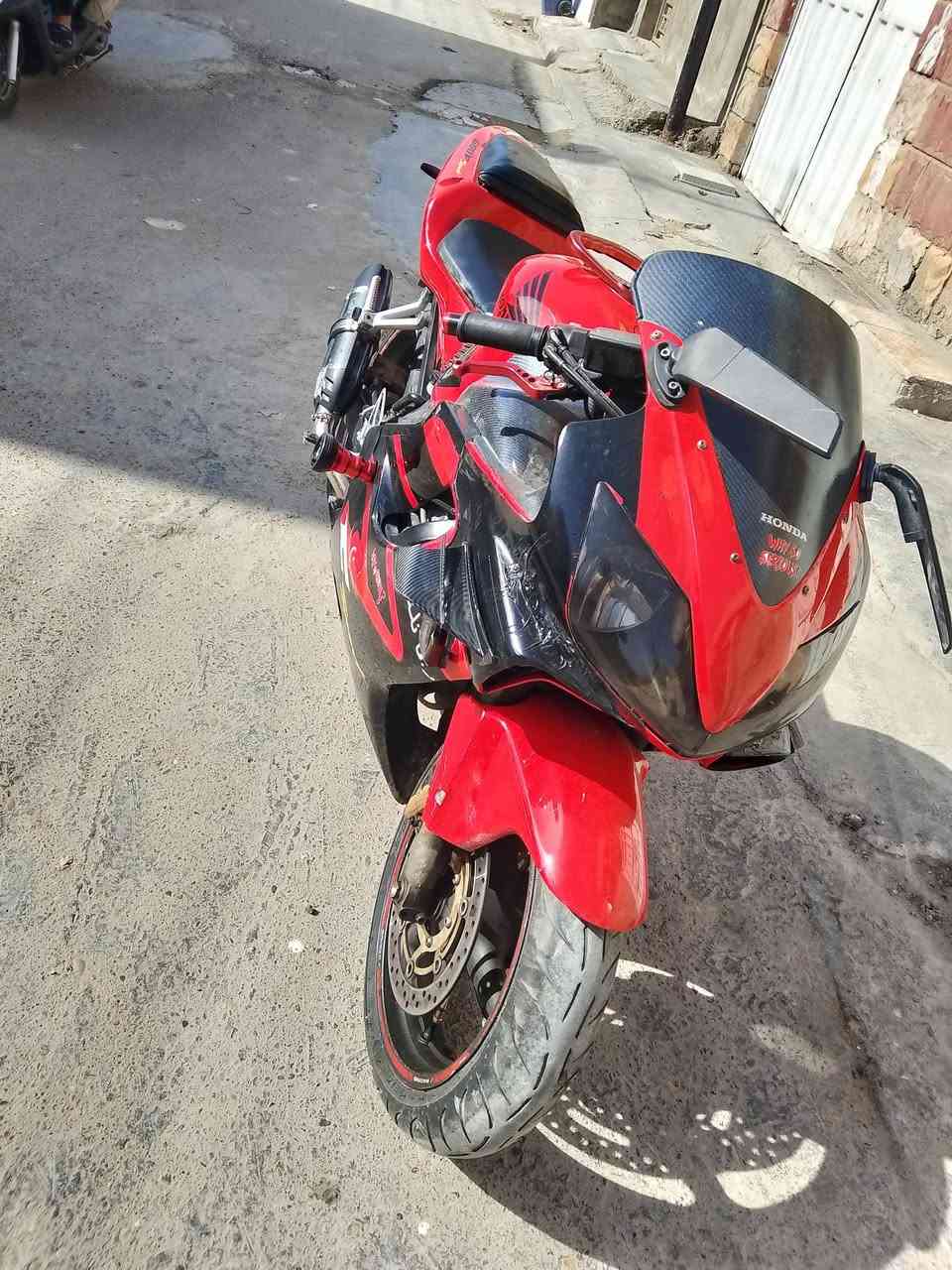 السلام عليكم دراجة افواري 2004 أوراق كاملة وياها 5 اوراق الدراجة من تحمه توصل حماوة 70 أو 80 اطفي اشغل متشتغل كهربائية كلها شغاله الكفرات كدام عينكم السعر 20 وبيها مجال قليل مكاني بغداد الشعب اخوان بس الشراي يتصل الرقم ***********
