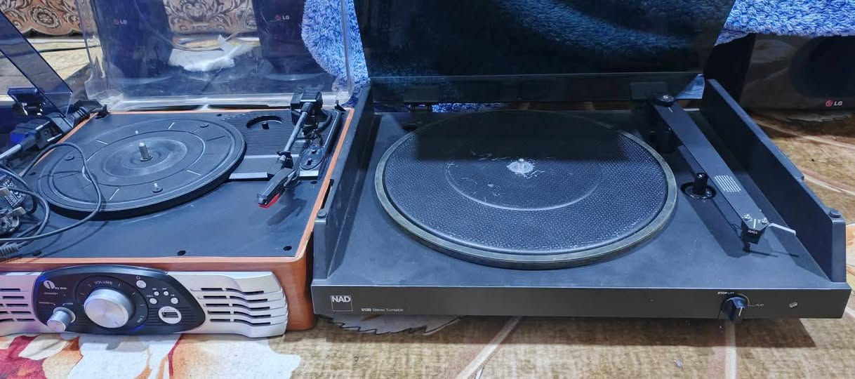 السلام عليكم .
اجهزة مشغل اسطوانات عدد ٣ نظيفة و شغالة .
الابر مالتم صالحة وغير متضررة .
الكببر الاسود حجم لارج ٤٢ سم ماركة NAD الصنع تشيكوسلوفاكيا ..يشتغل كهرباء .
الجهاز الاسود الثاني حجم ٣٥ سم .ماركة Dual 
الصنع صيني خاص لالمانيا يشتغل كهرباء .
الجهاز الصاجي حجم ٣٣ سم .بيه فلاش رام و سماعات داخلية ..الصنع صيني وياه محولة خارجية لتشغيله .
ابيعهم كلهم سوا .بسعر ٦٠ الف نهائي رجاءا .
للمراسلة او الاستفسار عالخاص او الرقم 
*********** .البصرة موجود توصيل شركة .
