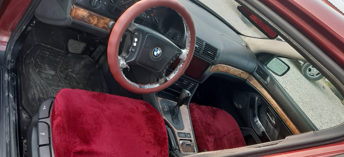Bmwموديل ١٩٩٩ مه كينه ٥٢٨ منفيست ئه سلى ئيبراهيم خليل كيرو مه كينه به شه رت سبوغ سقف وعيزام وبرانه وه به شه رت ٥٣  كميك معامه له   *********** أربيل, العراق
