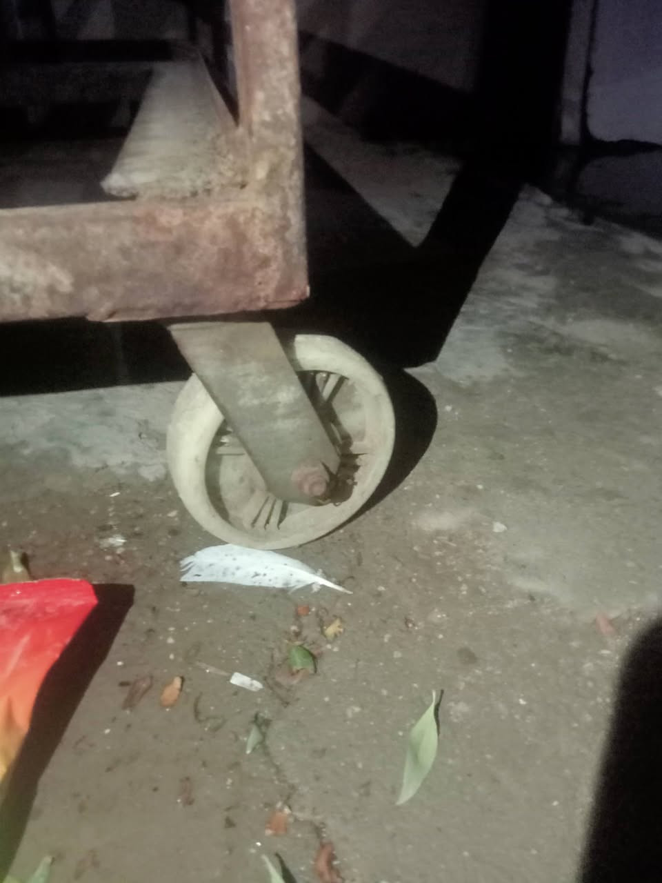 عرباين عدد ٢ميز عرض عدد ٣ صواني عرض كعك سل ستسل عدد ٢٠صفريات عدد ٢٠بطل خماره  ***********
