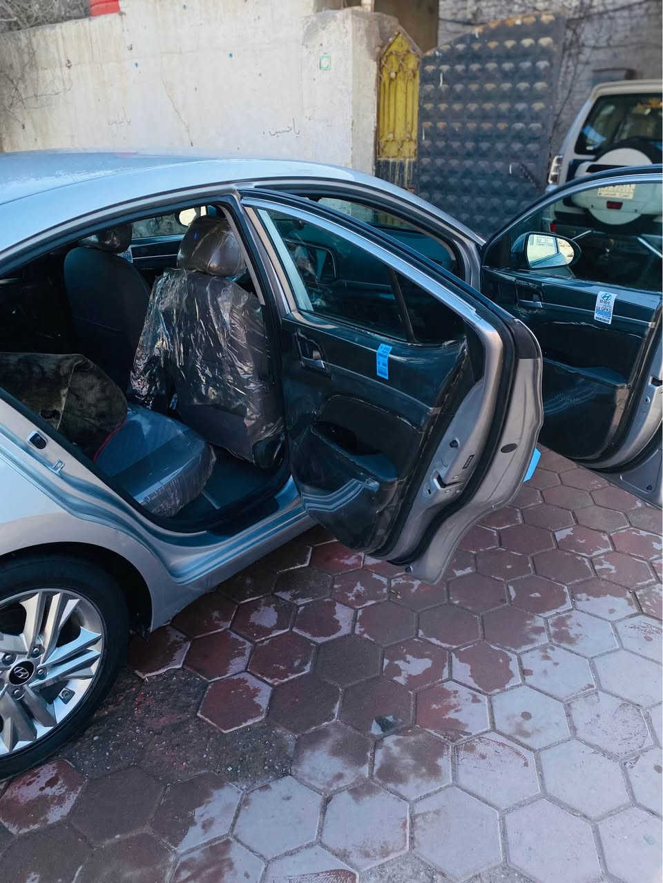 سلام عليكم 
النترا 2020
رقم بصره  
وراد امريكي 
حادثه فقط جاملق صور الحادث ناشرهن انه
السياره معوقين الولد شاب ومابيه شي 
السياره داخله ب2022 
سنويه تنتهي ب2027 
السياره جاملق فقط بيه ومبدل بتفصيخ نفس الون 
الارباك طاك لان حساسات هيه 
السياره ماشيه 105 ميل لان من امريكه ماشيه 77 ميل 
السياره كفاله الباقي لا تبديل ولا بيه حاره ولا بارد 
وكو بارد اصبعين قليل كلش كلش يعني شخوط هنه وره باب العبري وما تبين وانه هم ناشرهن موضحات بالصور  اصلن 
السياره البقيه كفاله مكينه كير كلشي 
المعوق يسويلك وكاله 
السياره نص فول 
وكلشي بيه شغال وما ناقصه ولا شي ابد 
وخير من الله 
السعر 135 $ وبيه مجال قليل كلش كلش 
رقم تلفون *********** 
وتساب متواجد 
والبطرانين لا تكسرون بالسعر البصرة, العراق
