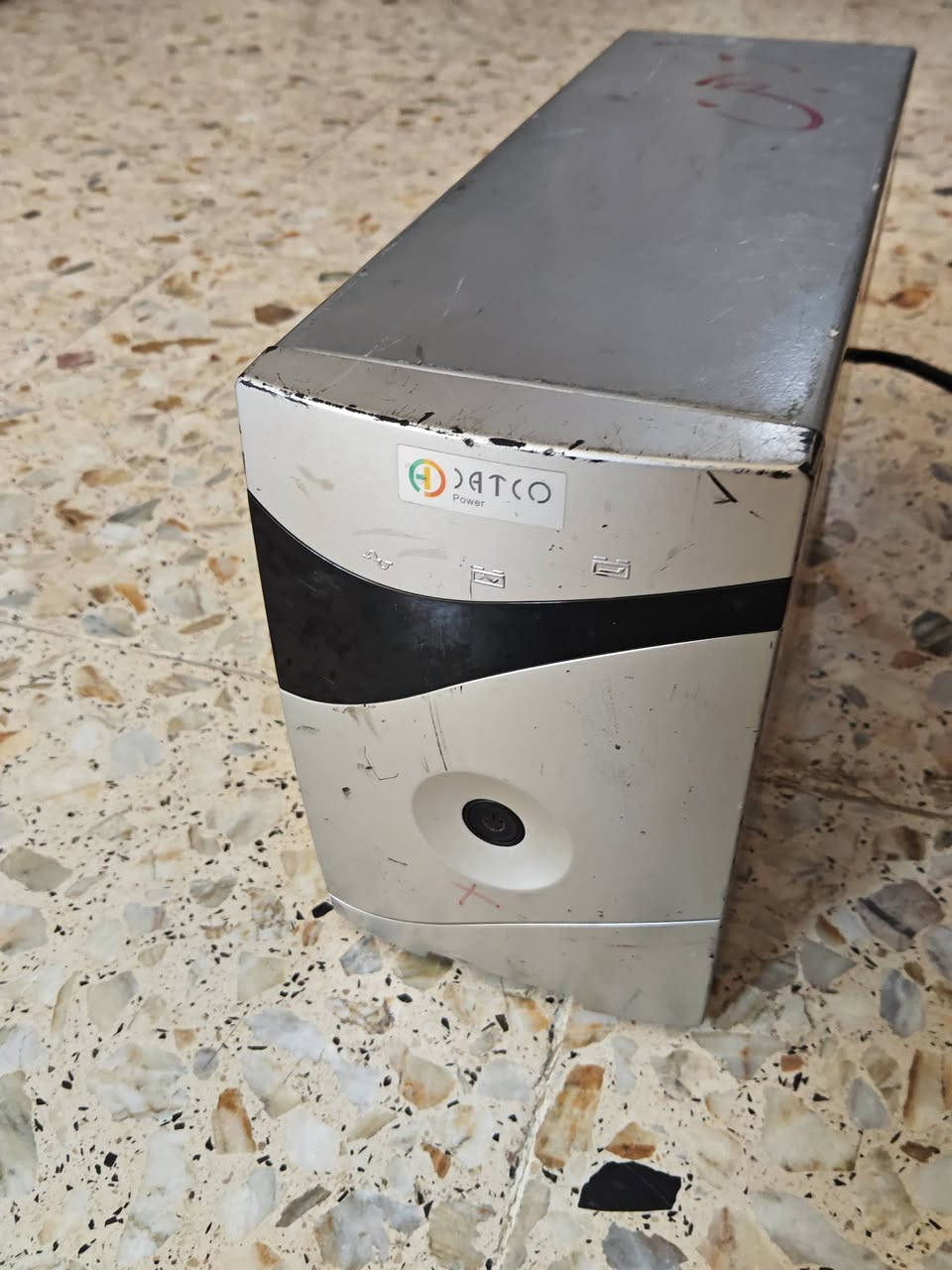 السلام عليكم
يو بي إس ما اعرف نوعه ولا شيي 
بي بطاريات ثنين ابيعه فحم لان كل ما اخلي فيوز يطك
السعر قيم واخذ
ما عندي توصيل العنوان بغداد الزعفرانيه 
***********
