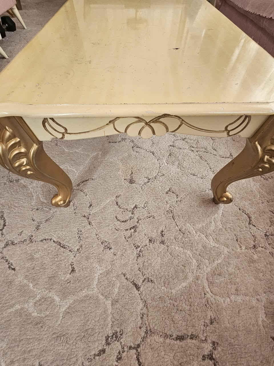 ميز وسطي حجم ١٠٠×٧٠
مع ٤ طبلات للبيع
الجبير الصبغ من فوك متضرر مثل مموضح بالصور
الصغار نظيفات بس ضرر واحد موضح بالصورة برجله
السعر النهائي 50 الف
تواصل  واتساب
***********
