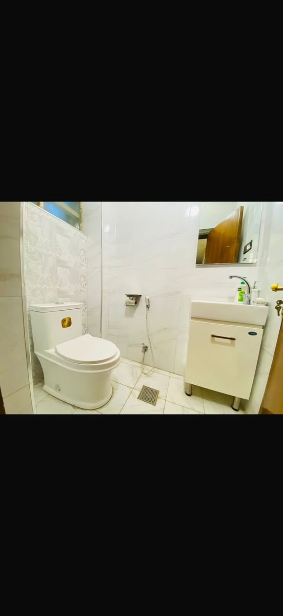 🌅بسم الله الرحمن الرحيم 🌅
يستمر مكتبنا بتقديم أفضل العروض 
💁‍♂️والمناسبة الى زبائننا الكرام 

🏡 للبيع دار سكن  🏡سعره كلش حلو
💫سنه البناء 2011 نضيف جدا ارضيات مرمر 

🔺المساحة : 240 م
🔻الواجهة: 8 م      🔻النزال:30 م

🛖يحتوي  على مدخلين مع 5 نوم  3 سويت
📍موقع مميز جدا شارع 15  

📍الموقع حي البنوك خلف شارع البنوك التجاري 
المكتب مفتوح من🕔9 صباحاً لغالية 🕣11مسأآ🔔
_____________________________________
للاستفسار مراسلة الصفحة
او الاتصال 

☎️***********
متوفر واتساب📞
او مراجعة⭕ .( السالم للعقار )  ⭕
📍 عنوان المكتب: حي البنوك شارع الكنيسه
