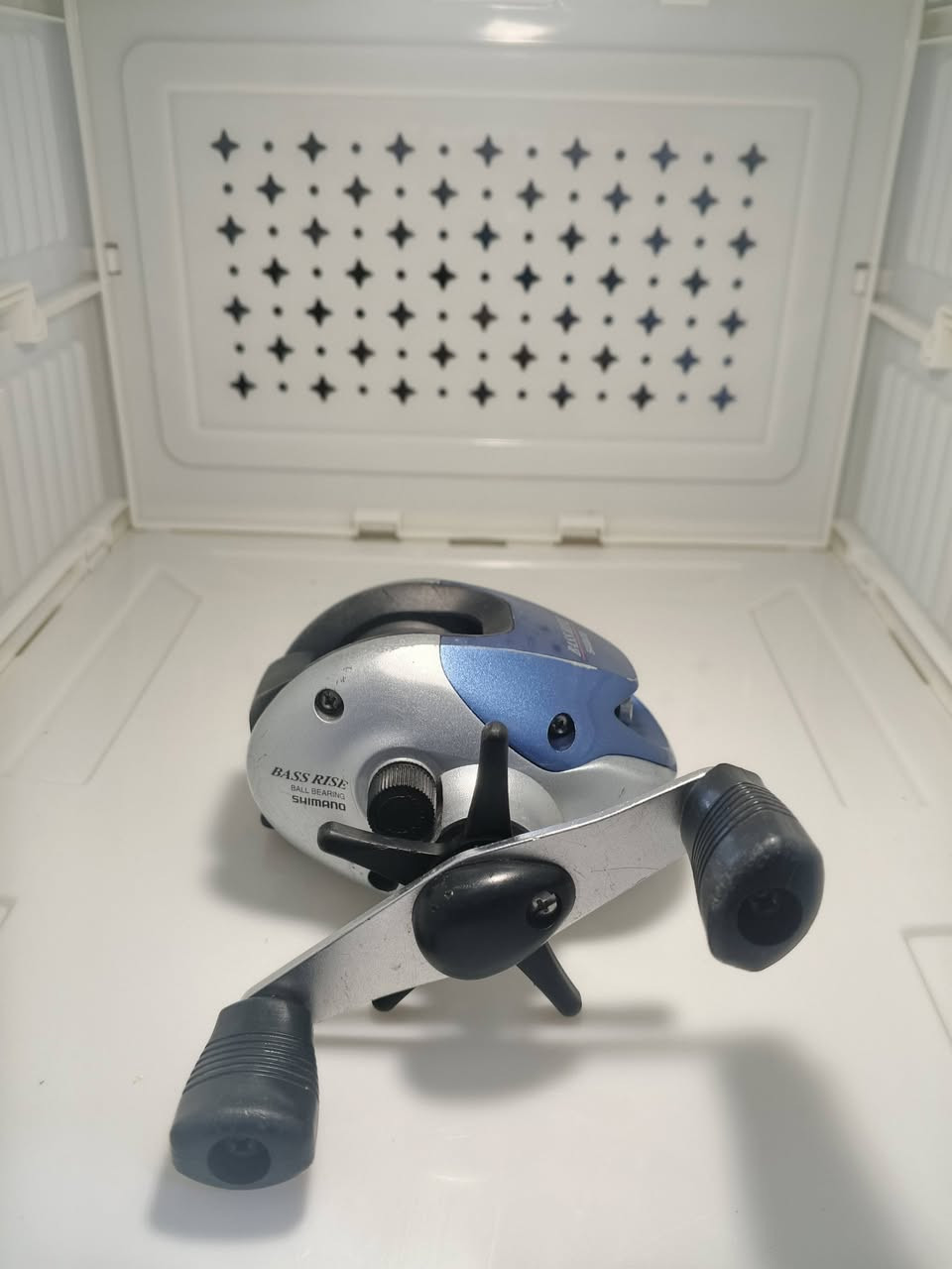 السعر /// 25 /// التوصيل مجاني 
1-الماركة: Shimano (شيمانو اليابانية).
2-الموديل: Bass Rise (الرمز المكتوب على القاعدة RH 390).
3-نوع البكرة: Baitcasting (بكرة دوارة علوية).
4-نظام الكبح: مزودة بنظام Easy Mag (فرامل مغناطيسية)، وهو يساعد في تقليل "التعشيش" أو اشتباك الخيط أثناء الرمي.
5-جسم البكرة: مصنوع من الجرافيت المقوى مع أجزاء من الألمنيوم لتقليل الوزن.
6-جهة المقبض: يمين (Right Hand)


**إذا كنت صاحب هذا الإعلان وتريد حذفه لأي سبب، رجاءا أرسل رسالة إلى الدعم الفني**