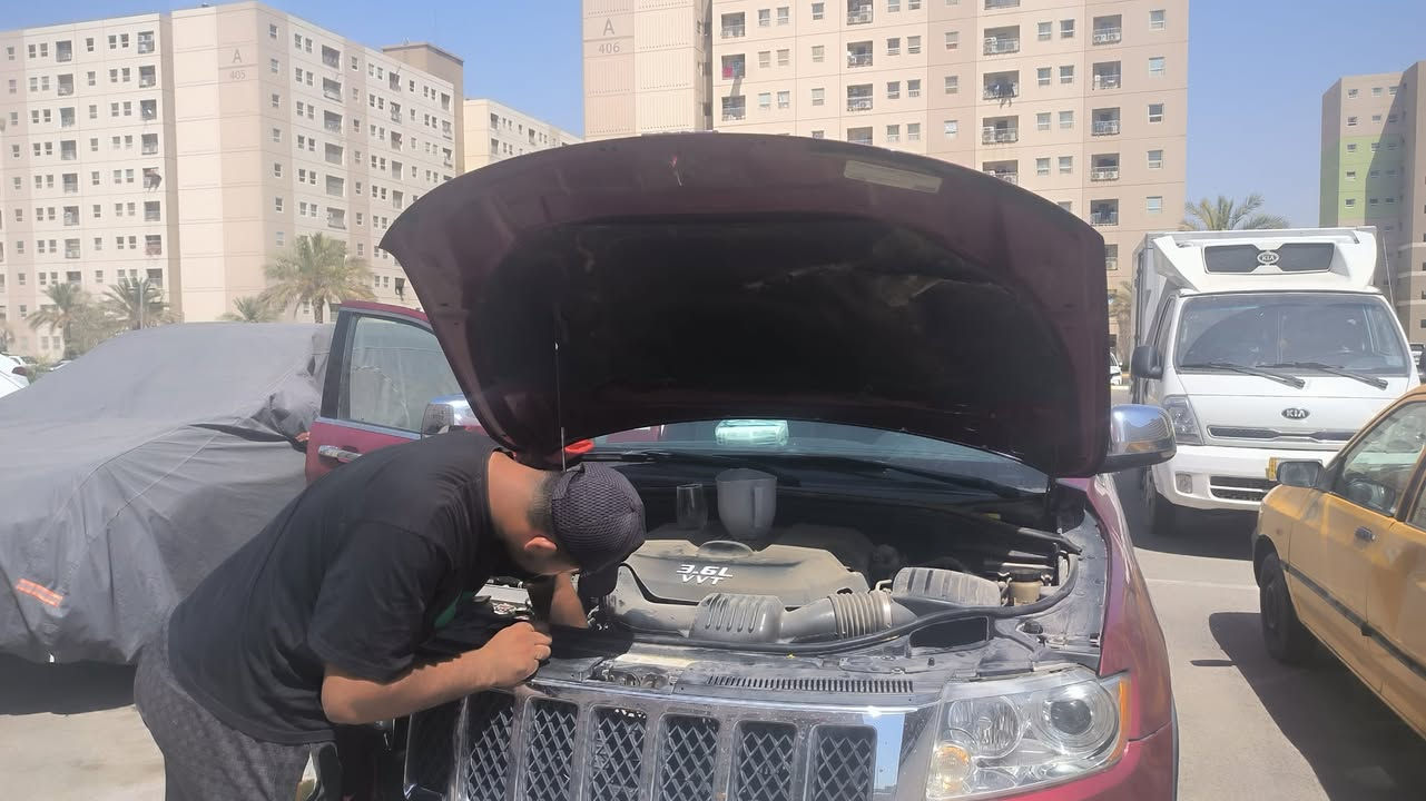 البارحة عطل عندي الداينمو مال سيارتي وبس اتصلت بالاخ عباس الكهربائي ماقصر اجة وفتحة واخذة بسيارتة وجابلي واحد جديد وبس اخذ مني فلوس الفتح والشد وخلال ساعتين كملت سيارتي واني كاعد بشقتي ولاتعبان ولادوخة الحي الصناعي انصحكم تجربون خدماته واحفظوا رقمة خاف لاسامح الله تعطل سيارتك اتصل وهو يجيك وين ماجنت ....
