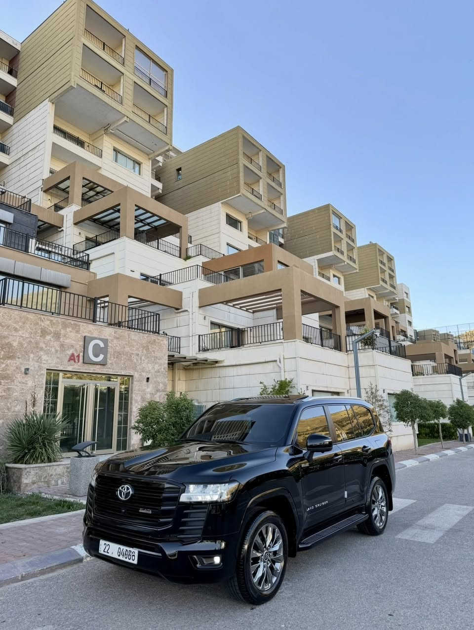 Land Cruiser 2024. V6 GXR BLACK.EDITION. 🔥(SAS)
تويوتا  لاندكروزر ساز 2024بلاك ئیدەیشن
* ⁠الفئة:BLACK.EDITION./ GXR ام ضمان
* العداد ( 38 الف كم )
* ⁠ضمان تويوتا العراق ساز شاشات تطبيق
* رقم أربيل بأسمي
* اللون : اسود
* محرك 6 سلند ()
* عدتها مال الشركه بالكامل موجوده 
على وضعهن مع 2 بصمة1 ‏بصمة موجود بالشركة
* بصمة تشغيل عن بعد
* بصمات ابواب 
* اناره خارجيه ترحيبيه مع انارة ارضيه شعار لاندكروزر بلاك
* ⁠شاشة دجتل 
* ⁠4 كامرات (360 درجة)
* فتحة سقف (سلايت)
*كشنات جلد بيجي
* كراسي كهرباء
* ⁠تبريد كشنات
* ثلاجة وسطية
* جنطة كهرباء 
* ⁠شاحن وايرليس
* ⁠حساس امامي خلفي 
* ⁠مري طي كهرباء 
* وباقي مواصفات (GXR) .BLACK 

🔥🔥🔥🔥🔥سعر:(720$)

مكان السيارة 
 سليماني /
رقم صاحب السيارة :***********
