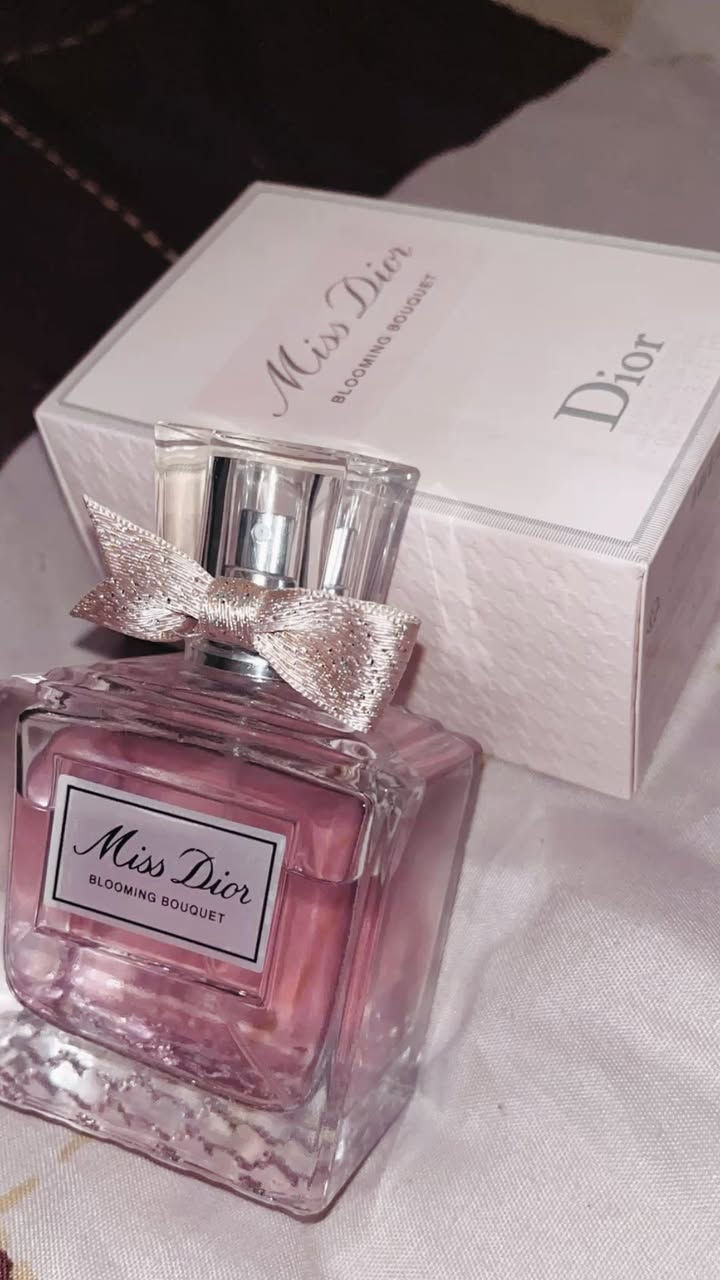 ‏Miss Dior Eau de Parfum
عطر مس ديور للنساء

العطر النسائي الاكثر طلباً 
والاكثر شهرة والاكثر مبيعاً 
عطر مس ديور من من أهم العطور النسائية 

خدمه توصيل لكل محافظات العراق


**إذا كنت صاحب هذا الإعلان وتريد حذفه لأي سبب، رجاءا أرسل رسالة إلى الدعم الفني**