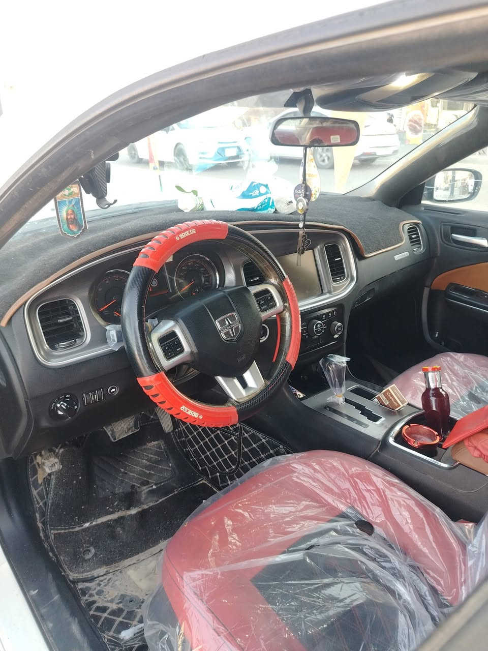 السلام عليكم جاجر للبيع مديل 2013 ورد كندي سيار فيها نص جاملغ امام مصبوغ ونص جاملغ خلفي مصبوغ جمالية شرط بدون ضربة وبيها ضربة بارد كد شبر في باب السايق وضربة بارد امام باب سايق لسة ما مسويها ضربة خفيفة جدا كير كصبة محرك وكير وحدادية نضيفة كلش تخم تاير سيارة ما بيها اي نقص جاهزة رقم بغداد تسجيل وطني بسمي سيارة السعر 140وبيها مجال اللتصال ***********
