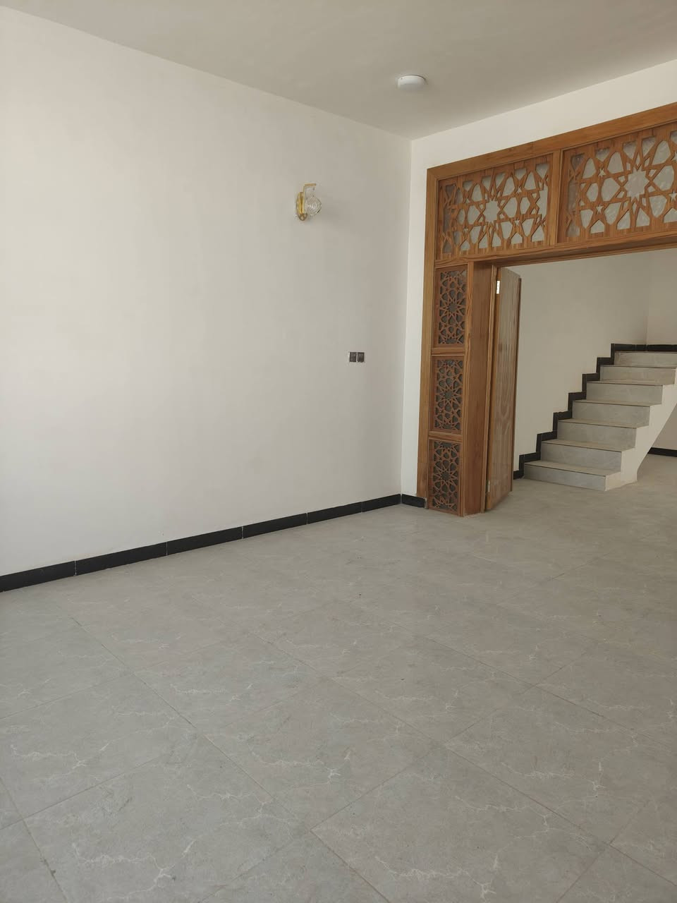 يا الله دار البيع مساحه 100متر مربع طابو زراعي سند 25 تبليط ناره ليليه ورصفه كهرباء شارع 12متر عنوان شارع الاصب عمود 335اخط الاول سعر 42وبيه مجال ***********تتوفر جميع مساحات من عرصات وبيوت
