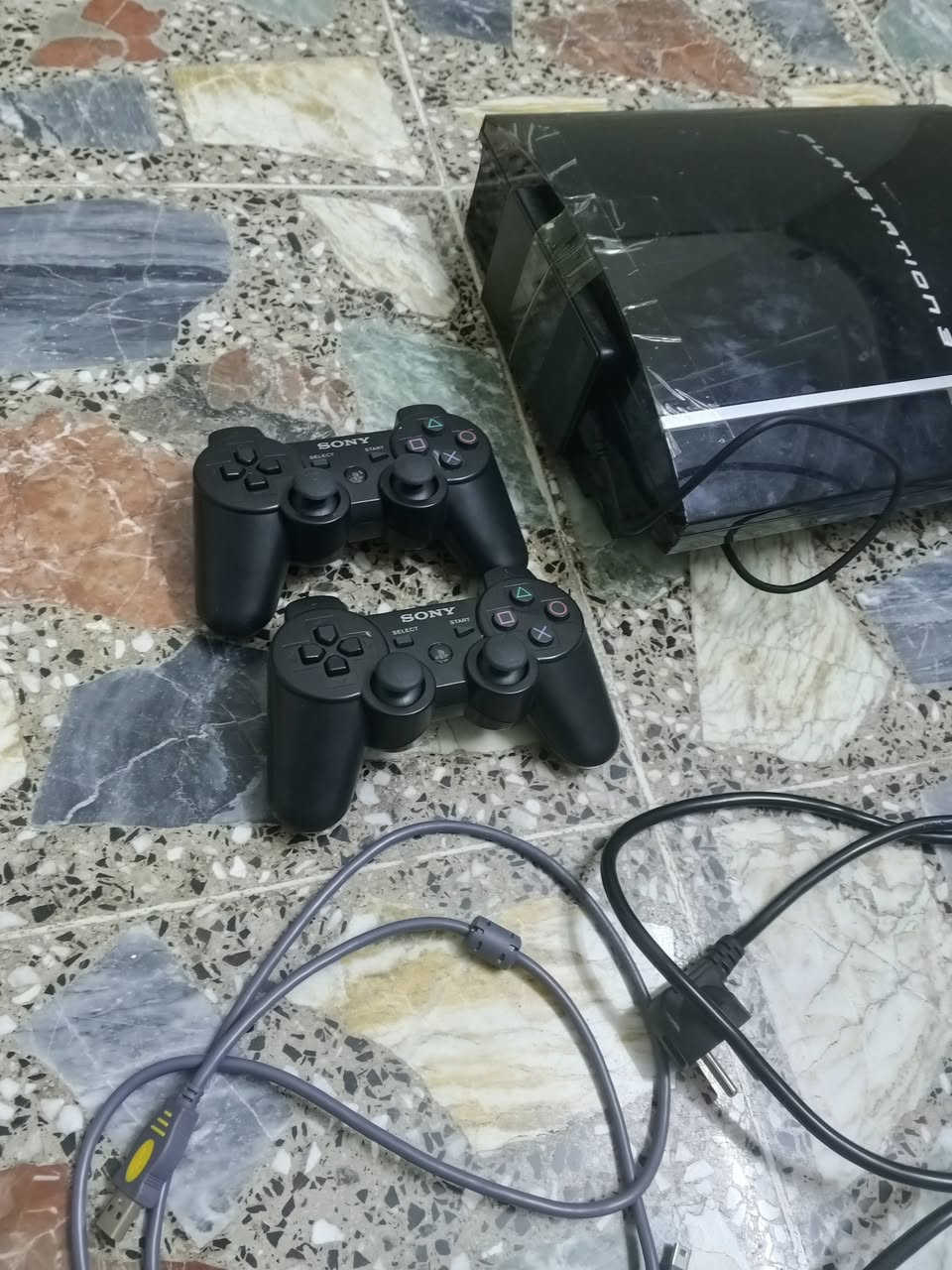 سلام عليكم
بلي 3 للبيع البلي جديد قبل شهر من اشتريته كامل ملحقاته بس جوستك عدد2 الرقم الاستفسار *********** وبي واتساب
