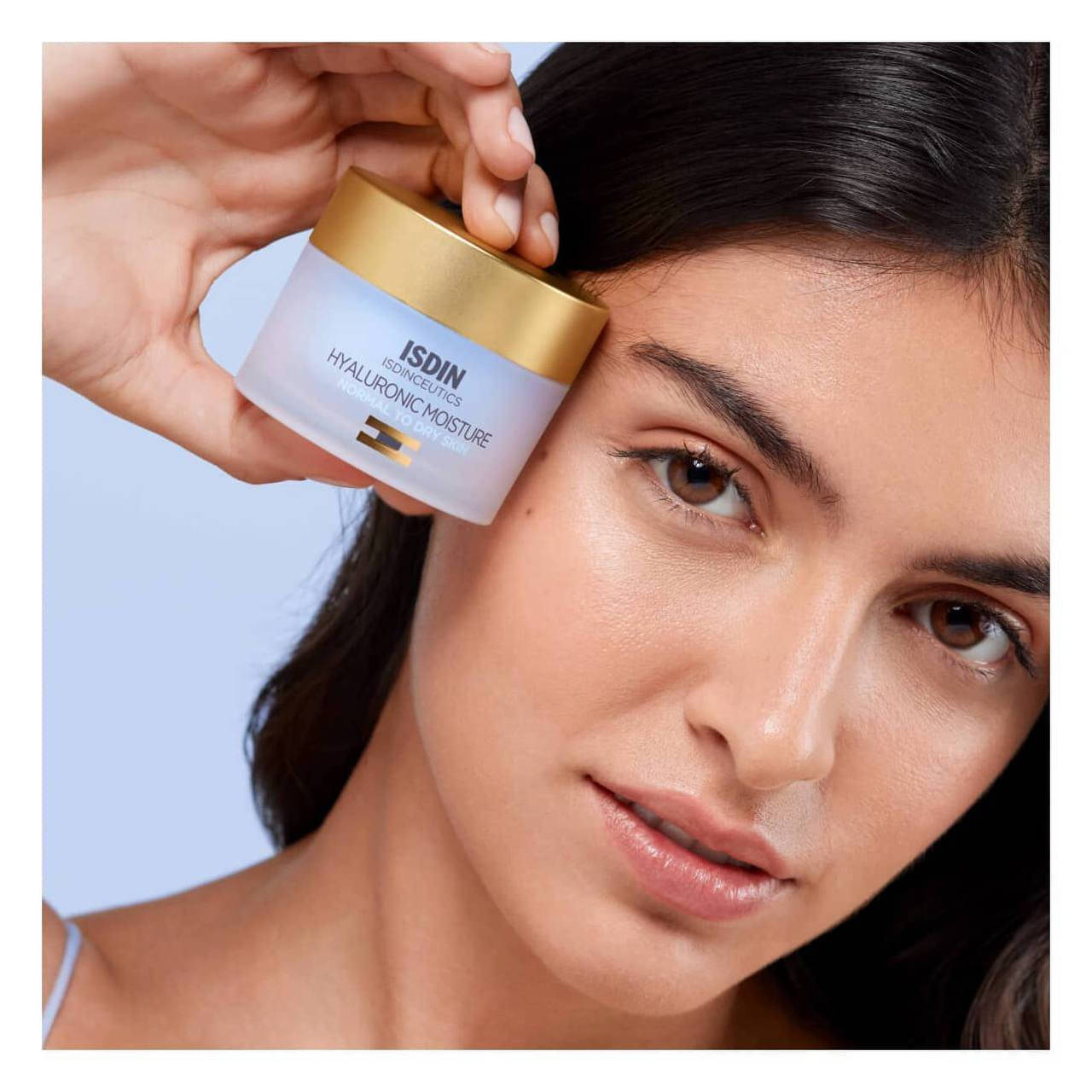 ✨ كريمات ISDIN Hyaluronic Moisture الأصلية – ترطيب احترافي حسب نوع بشرتج ✨
هاي المجموعة تعتبر من أقوى كريمات الترطيب الطبية من شركة ISDIN الإسبانية 🇪🇸، تعتمد على حمض الهيالورونيك الي معروف بقدرته العالية على جذب وحبس الرطوبة داخل البشرة، حتى تبقى ناعمة، ممتلئة، وصحية 💧

هسه نشرح كل نوع بالتفصيل 👇

🟢 أولاً: الأخضر – للبشرة الدهنية والمختلطة (Oily & Combination Skin)
✔️ يرطب البشرة بدون ما يخليها دهنية
✔️ ينظم إفراز الدهون ويقلل اللمعان
✔️ يخفف مظهر المسام الواسعة
✔️ قوامه خفيف جداً ويمتص بسرعة
✔️ مثالي للبشرة الي تعاني من دهون وحبوب

🌟 النتيجة: ترطيب متوازن بدون أي دهن أو ثقل

🔵 ثانياً: الأزرق – للبشرة العادية والجافة (Normal to Dry Skin)
✔️ ترطيب عميق يدوم طول اليوم
✔️ يعالج الجفاف والتقشر
✔️ ينطي نعومة ومرونة للبشرة
✔️ يقلل الخطوط الرفيعة الناتجة من الجفاف

🌟 النتيجة: بشرة ناعمة، ممتلئة، وصحية
🌸 ثالثاً: الوردي – للبشرة الحساسة (Sensitive Skin)
✔️ يرطب ويهدئ البشرة الحساسة
✔️ يقلل الاحمرار والتهيج
✔️ لطيف جداً وما يسبب تحسس
✔️ يقوي حاجز البشرة
المنشأ أسبانيا الأصلي  🇪🇸


**إذا كنت صاحب هذا الإعلان وتريد حذفه لأي سبب، رجاءا أرسل رسالة إلى الدعم الفني**