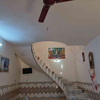 بيت مساحته 300 للبيع طابقين 6غرف وصاله ومطبخ وستقبال وكراج سياره ركن ع...