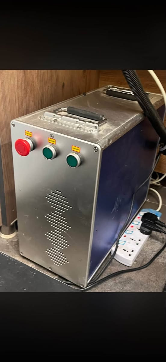 نوع الجهاز: Fiber Laser Marking Machine
* قدرة الليزر: 30 Watt
* نوع مصدر الليزر: Fiber Laser Source
* طول الموجة: حوالي 1064 nm
* مجال العمل: تقريبًا 110 × 110 mm (حسب العدسة المستخدمة)
* سرعة الحفر: تصل إلى 7000 mm/s
* دقة الحفر: عالية جدًا تصل إلى ±0.01 mm
* نظام التبريد: تبريد هوائي
* التحكم: عن طريق الحاسوب وبرنامج تشغيل خاص
* الطاقة الكهربائية: 220V / 50Hz
* المواد القابلة للحفر:
    * الحديد
    * الستانلس ستيل
    * الألمنيوم
    * النحاس
    * الذهب والفضة
    * بعض أنواع البلاستيك الصناعي

استخدامات الجهاز:

* نقش الشعارات واللوغوات
* كتابة الباركود و QR Code
* ترقيم القطع الصناعية
* الحفر على الإكسسوارات والمعادن
* الأعمال الصناعية والهندسية الدقيقة

مميزات الجهاز:

* سرعة ودقة عالية
* عمر تشغيلي طويل لمصدر الليزر
* استهلاك طاقة منخفض
* لا يحتاج إلى صيانة مستمرة
* سهولة التشغيل والبرمجة

إذا تريد، أگدر أيضًا أكتبلك:

*  باب كامل عن مبدأ عمل الـ Fiber Laser
*  جدول مواصفات احترافي
*  مزايا وعيوب الجهاز
*  تقرير تخرج بصيغة أكاديمية

الجهاز باب الاول 
سعر 19 ورقه قفل 
عنوان كركوك
الرقم ***********
الجهاز مستخدم يومين فقط
