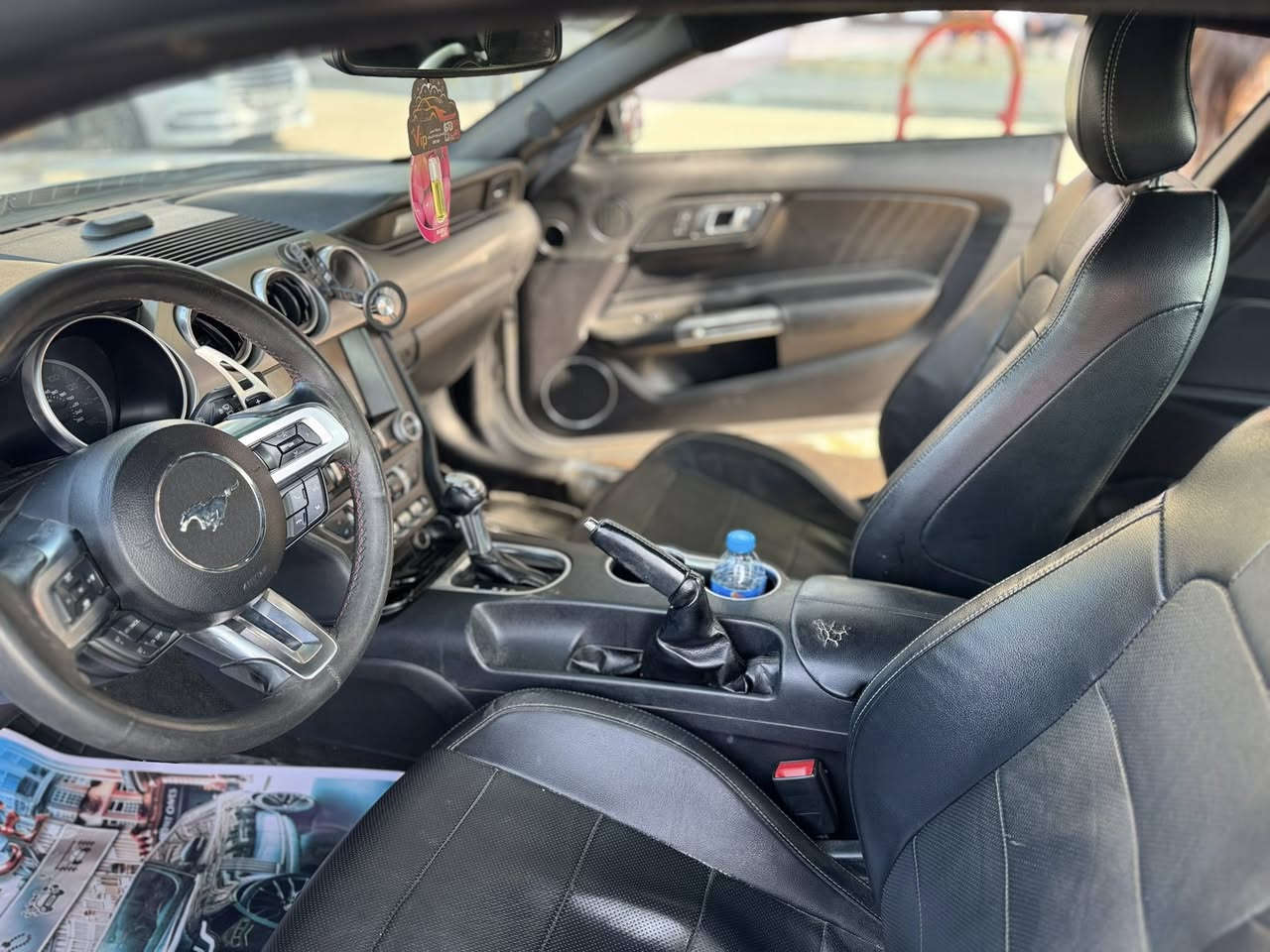 **🚗 للبيع: فورد موستانج 2018 EcoBoost**

**المواصفات :**
- **الموديل:** 2018
- **المحرك:** 2.3 لتر EcoBoost تيربو 4 سلندر
- **القوة:** 310 حصان
- **ناقل الحركة:** أوتوماتيك 10 سرعات
- **الدفع:** خلفي (RWD)

**المواصفات الخارجية:**
- اللون: أبيض 
- جنوط سوداء رياضية
- كشافات LED
- فتحات تهوية على الكبوت
- سبويلر خلفي
- حالة الهيكل: ممتازة
الضرر : تبديل بنيد 
تبديل جامرلغ امامي جهة السايق
بخ امريكا ربع جامرلغ خلفي جهة السكن فقط
ايرباك استيرن طاك مرجع سستم
**المميزات الداخلية:**
- مقاعد رياضية مريحة
- نظام ترفيه SYNC 3 مع شاشة لمس
- تكييف أوتوماتيك
- مقود رياضي متعدد الوظائف
- نظام صوتي عالي الجودة
- Apple CarPlay و Android Auto
- **🐎 علامة الحصان الأصلية عند فتح الأبواب**

**الأمان والتقنية:**
- وسائد هوائية متعددة
- نظام الثبات الإلكتروني
- مثبت سرعة
- كاميرا خلفية
- حساسات ركن

**✨ مميزات خاصة:**
- **ماكو هيجي نظافة بالعراق بهذا الموديل**
- **سيارة ما رايحة للفيتر - كلها بلادي**
- **صيانة منتظمة ودقيقة**
- **كير ومحرك مكفولين 100%**
- **ما ناقصها أي شي - جاهزة للاستخدام**
- **بدون حوادث - حالة ممتازة**

**الكيلومترات:** [67 Mile]

السعر: 135 ورقة 
مكان السيارة: بغداد 

📞 للتواصل والاستفسار: [+9647727761230]

**🔥 فرصة لا تعوض - سيارة نظيفة وجاهزة**

بالتوفيق! 🚗✨


**إذا كنت صاحب هذا الإعلان وتريد حذفه لأي سبب، رجاءا أرسل رسالة إلى الدعم الفني**