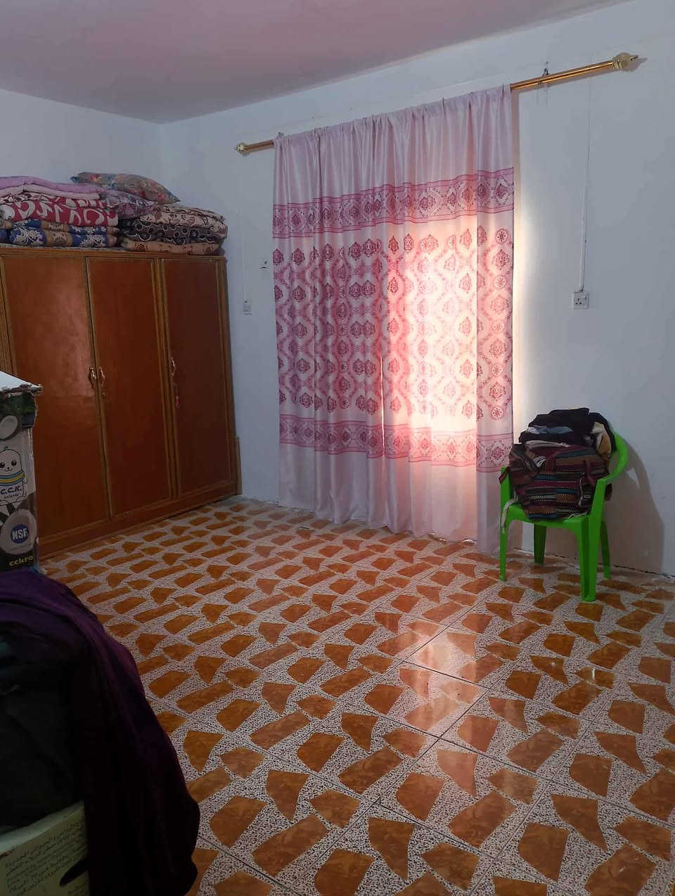 السلام عليكم بيت للبيع مساحة 200م 
زراعي حي العسكري شارع السادة الطوال يتكون من غرفتين ومطبخ وصاله واستقبال ومجمع صحيات السعر 34 الاستفسار ***********
