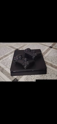 بلي 4 نضيف جدااااا ذاكرة 800GB يدتين اصليات وكارتونته وملحقاته اصلية ب...