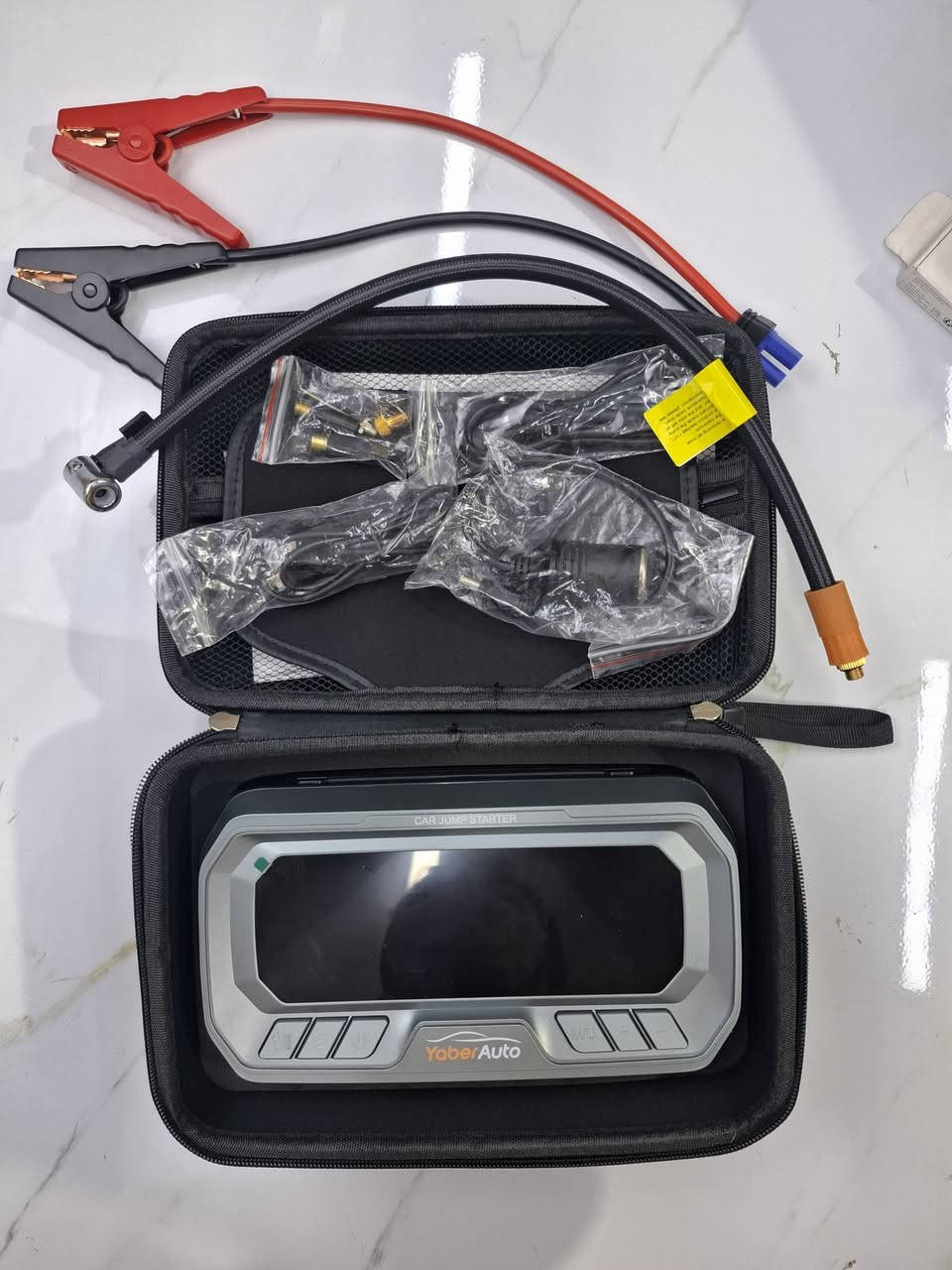 المنقذ الذكي لسيارتك! 🚗⚡
​جهاز الطوارئ المتكامل (YaberAuto YA90) – الحل الشامل لكل مشاويرك وطلعاتك.
​✨ جديد تماماً بالحقيبة الفخمة وكامل ملحقاته.
​⚡ جامب ستارت: لتشغيل بطارية السيارة الميتة فوراً وبأمان.
​🔋 باور بانك عملاق: بسعة 26800mAh وشحن سريع بقوة PD65W للموبايل واللابتوب.
​💨 منفاخ إطارات ذكي: بقوة 160PSI ونفخ تلقائي مع شاشة ديجيتال واضحة.
​💡 كشاف LED: إضاءة قوية جداً للطوارئ والتصليح الليلي.
​📞 للاستفسار مراسلة خاص أو الاتصال: ***********

