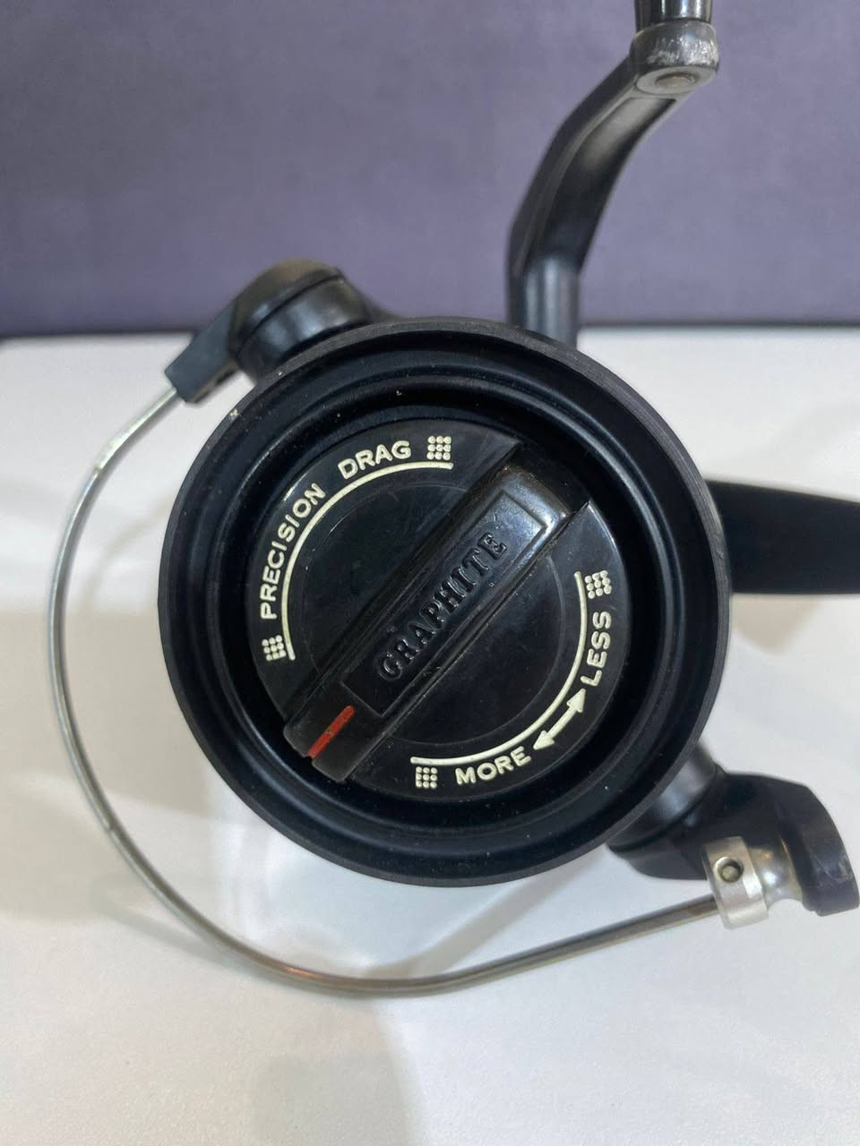 السعر ٧٠ ألف عراقي
الماكينة  Silstar (سيلستار)، 
وهي ماركة كورية عريقة ومشهورة جداً في العراق بجودتها ومتانتها، خاصة الإصدارات القديمة منها.
​إليك التفاصيل 
​1. تفاصيل الماكينة (Silstar CT 80B)
​الاسم بالعربي: سيلستار CT 80B (جرافيت).
​المنشأ: الماركة أصلها كوري (Korea)، وعادةً ما تكون هذه الموديلات من إنتاج الثمانينات أو التسعينات.
​الحجم هو 80، وهذا يعتبر حجم كبير جداً. هي مخصصة للصيد الثقيل (Heavy Duty)، مثل صيد الأنهار الكبيرة (دجلة والفرات) للأسماك الضخمة كالبني والقطان، أو للصيد البحري.
​نسبة التروس (Gear Ratio): 4.1:1، وهي نسبة بطيئة لكنها تعطي "عزم وقوة سحب" عالية جداً (مثل نمرة 1 بالسيارة).
​2.  (شكد تشيل خيط)
​بناءً على المعلومات المكتوبة على "البكرة" (Spool):
​إذا كان الخيط بسمك 0.45 ملم: تشيل حوالي 135 متر.
​إذا كان الخيط بسمك 0.50 ملم: تشيل حوالي 110 متر.
​بما أنها ماكينة كبيرة، يفضل استخدام خيوط قوية (0.45 إلى 0.60 ملم


**إذا كنت صاحب هذا الإعلان وتريد حذفه لأي سبب، رجاءا أرسل رسالة إلى الدعم الفني**