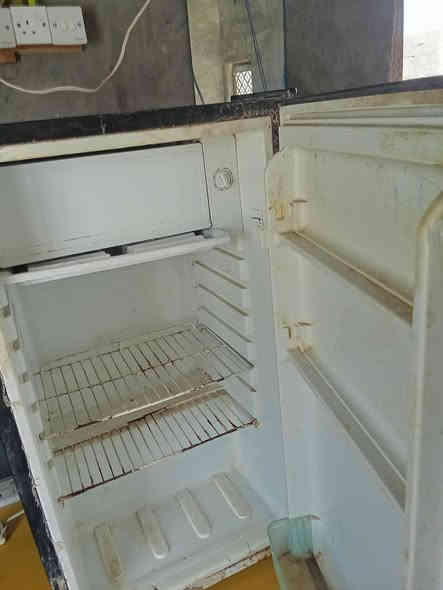 ثلاجه 65الف ما داخله تصليح طول متر
سخان كبير السعر 70الف وبيها مجال
تلفزيون 10الف شغال
سنكي طول مرتين السعر 15الف

مولد استرا شغاله السعر 70وبيه مجال
نركيله عدد 2بابليه الاصليه السعر 40الف وبيها مجال بدون شيشه 
العنوان الخضر
***********
