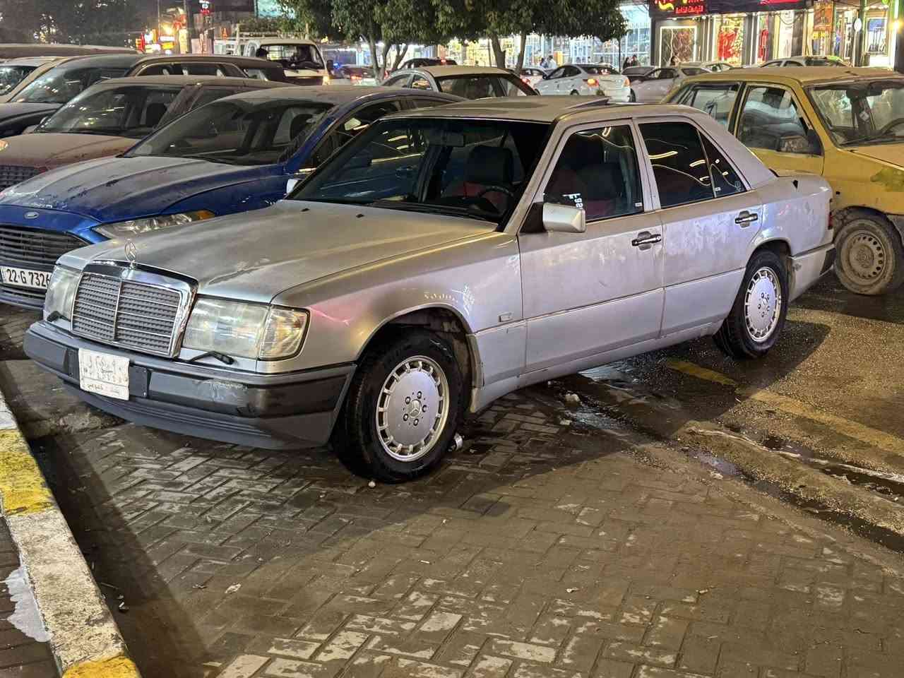 السلام عليكم
مارسدس دب موديل ١٩٩٠
كير ومحرك بلاد مكفول ٣٠٠ 
منظومة تبريد كاملة مكملة ثلج 
داخل كلش حلو ونظيف 
تخم تاير جديد 
باتري جديد 
صدر كلش نظيف 
بدون حادث فقط طخة صغيرة ب الجاملغ الخلفي 
بدون صبغ بس جاردة 
السعر ٦٨ وبيهة مجال بسيط
***********
