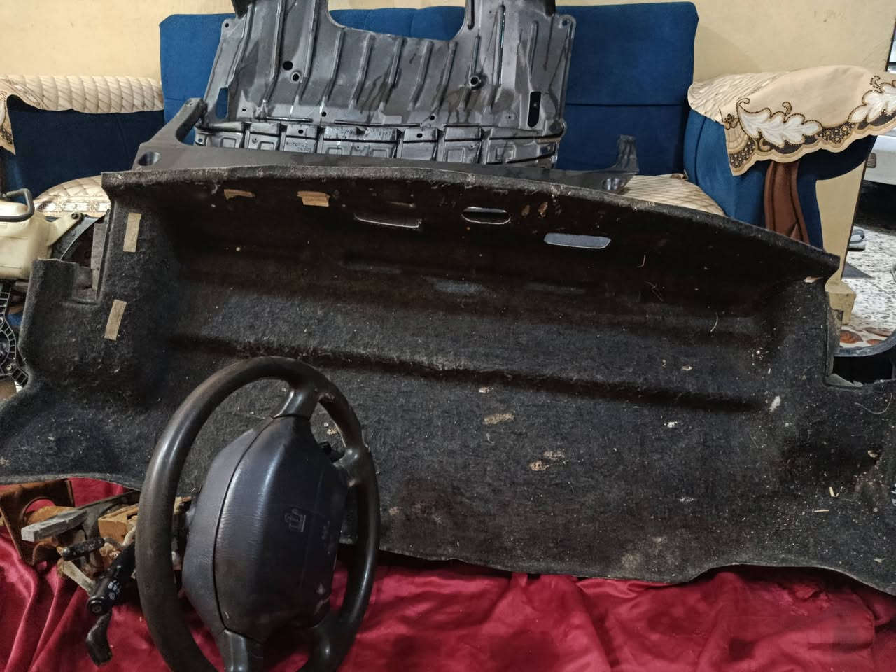 السلام عليكم للبيع غراض راس الثور حاظن راديتر عدد 2ودرع المكينه وعظمات مآل البدنه الخلفبه مآل الصندوك وستيرن عادي إلي يفيدنه 
العنوان البصره ***********
