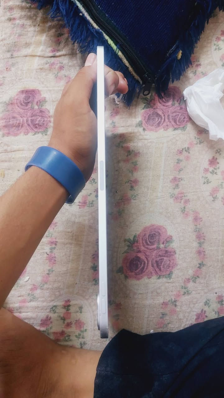 ايباد 11 بذاكرة 128 وفيس ايدي شغال ومكفول كفالة عامة اذا مبدل شي بي ويا كارتونة وشاحنة وبطارية ما فاحصهة بس والله شحنة كلش حلو فرمتة كلة مكفول بس هاي اضربك بسيطة جدا ما مثرة ابد لون ابيض والباقي بل الصور بغداد مدينة الصدر لستفسار وتساب *********** السعر 600وبي مجال
