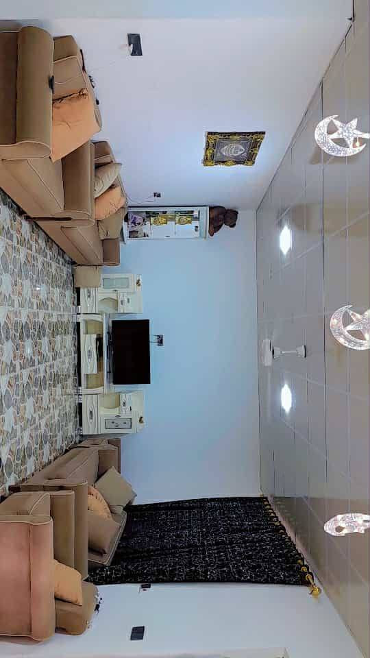 بيت 200 م. بحي الامين الثاني قرب مجمع الأمير السكني
غرفتين وصاله ومطبخ حار وبارد  ومجموعه صحيات داخليه وخارجيه
.تبليط وخدمات كامله مشمول بتطويب

***********     السعر مناسب /ويرهم مراوس بقطعه أو بيت بحي الامين. مع الفرق
