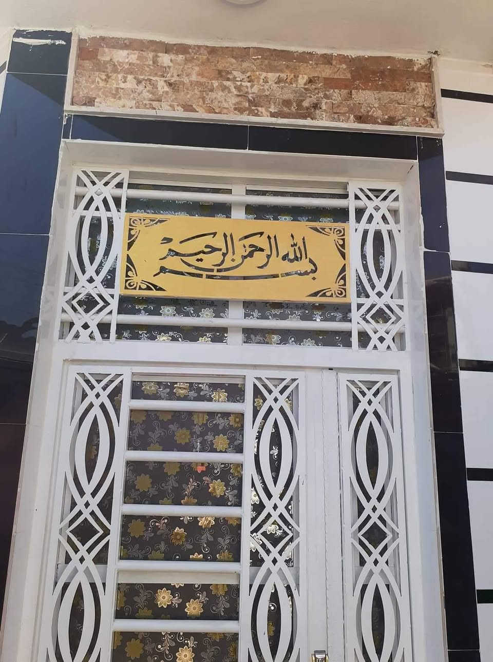 بيت للبيع مساحة 💯م في الكوفة حي ميسان يحتوي على طابقين الطابق الارضي غرفة وصالة واستقبال ومطبخ وصحيات داخلية وخارجية والطابق الاول غرفتين وصالة وصحيات الاساس والسقف صب كونكريت والبناء طابوك الارضية والجدران مرمر والسقوف جبسن بورد عمر البناء 6 سنوات السعر 130 وبي مجال 
 بيع او مراوس 
للاستفسار اكثر الاتصال على الارقام التالية 
***********
***********
او مراجعة مكتب الحسيني للعقار في حي ميسان الشريط قرب شارع عودة النجف, العراق
