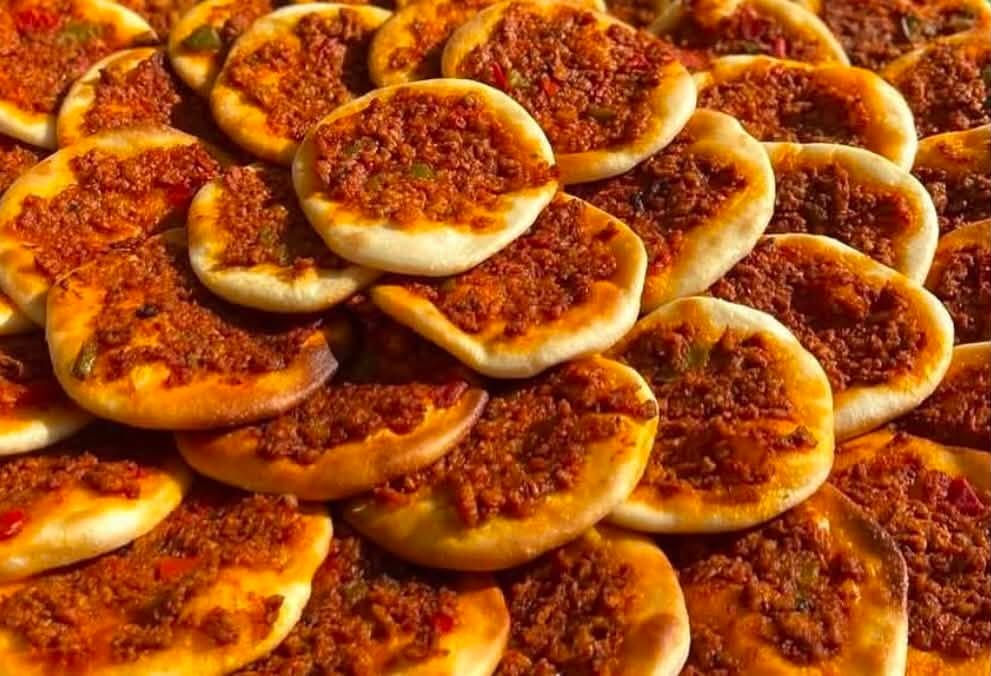 يتوفر ميني بيتزا 
لحم بعجين 
فطائر 
خلية نحل 
كليجه 
كيك بركاني .كيك عادي .ايس كيك 
كرات الشوكلا 
كبه ،بورگ
للحجز والاستفسار ع خاص


**إذا كنت صاحب هذا الإعلان وتريد حذفه لأي سبب، رجاءا أرسل رسالة إلى الدعم الفني**