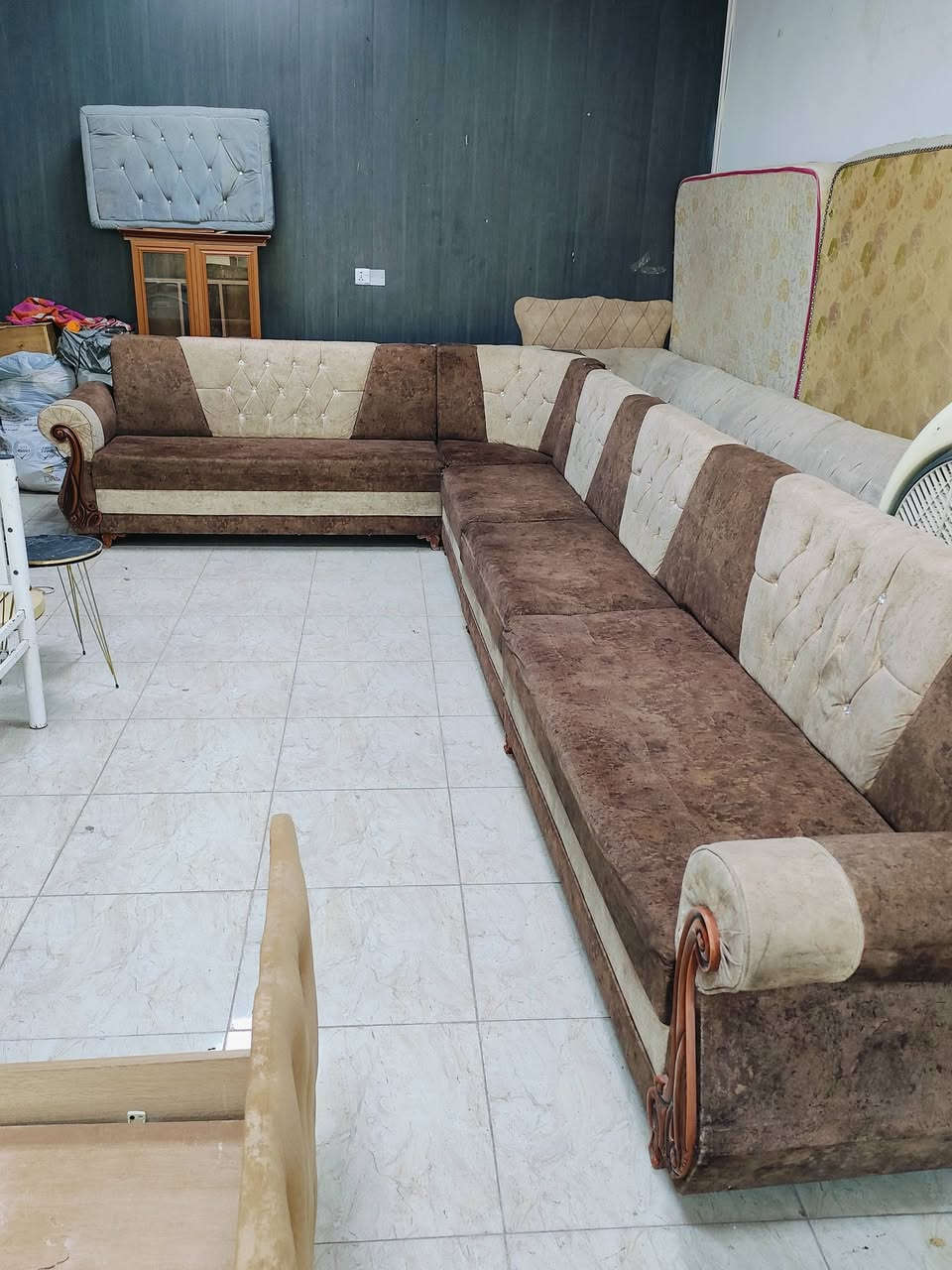 السلام عليكم ديوان 7 امتار 10مقاعد سفنجه لوك مابي اي عيب  نضيف لوك تفصال مو سوگي خشب ثقيل للبيع سعر 140 وبي مجال مكاني كركوك كوباني اتصال على الرقم( *********** ) #معرض الياقوت للأثاث والمواد المنزلية
