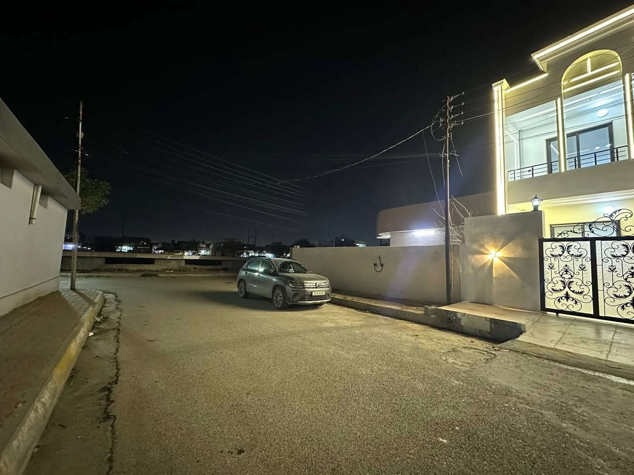 دار للبيع طابقين فول مواصفات موقع مميز قريب جدا من الشارع العام ومقابل الدار ماكو بيت وقرب المدارس طابو ملك صرف في منطقة الحرية قرب جامع التقوى 
***********
