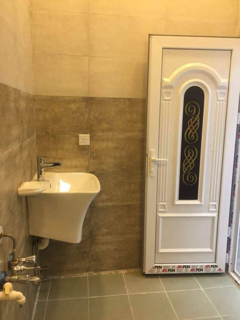 سلام عليكم 
مشتمل ب العرصات طابق ثاني غرفتين وصالة و مطبخ وحمام وبناء حديث ايجارها الشهري 750 الف وبيه درج خارجي يرهم للعوئل الصغيرة والموظفين وحتى يصلح مكتب
للتواصل مكتب/ ***********
