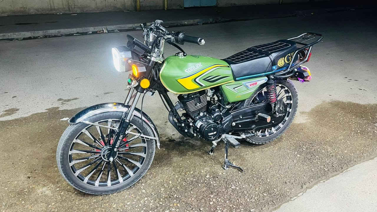 دراجة ايراني سونك مديل 25  بصمه وسويج خمسه كير( بدون رقم )
دراجة صار  شهر نازله زيرو 
كل نقص ما بيها 
عارضها ب 900 بيها مجال للشراي 
مكاني بغداد الغزاليه شارع ضغط 
واتساب فقط ***********
