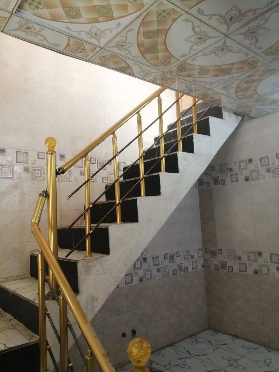 السلام عليكم 
بيت 50 متر طابق واحد بحي ميثم التمار قريب سايدين أسواق برتقالة أو سايدين الجاير اليودي إلى مستشفى العباس الأهلي مكاتبه مع صاحب الأرض مباشره إقرار محكمه 
بناء بلوك كهربائي العتبه صب كونكريت مسلح 
البيت كله سيراميك أرضيه وجداري 
البيت عالي عن الشارع 
سعره 61 وبيه مجال للاستفسار *********** 
مع كيزر وماطور ماي وتانكي 
أنه صاحب البيت المباشر مو دلال
