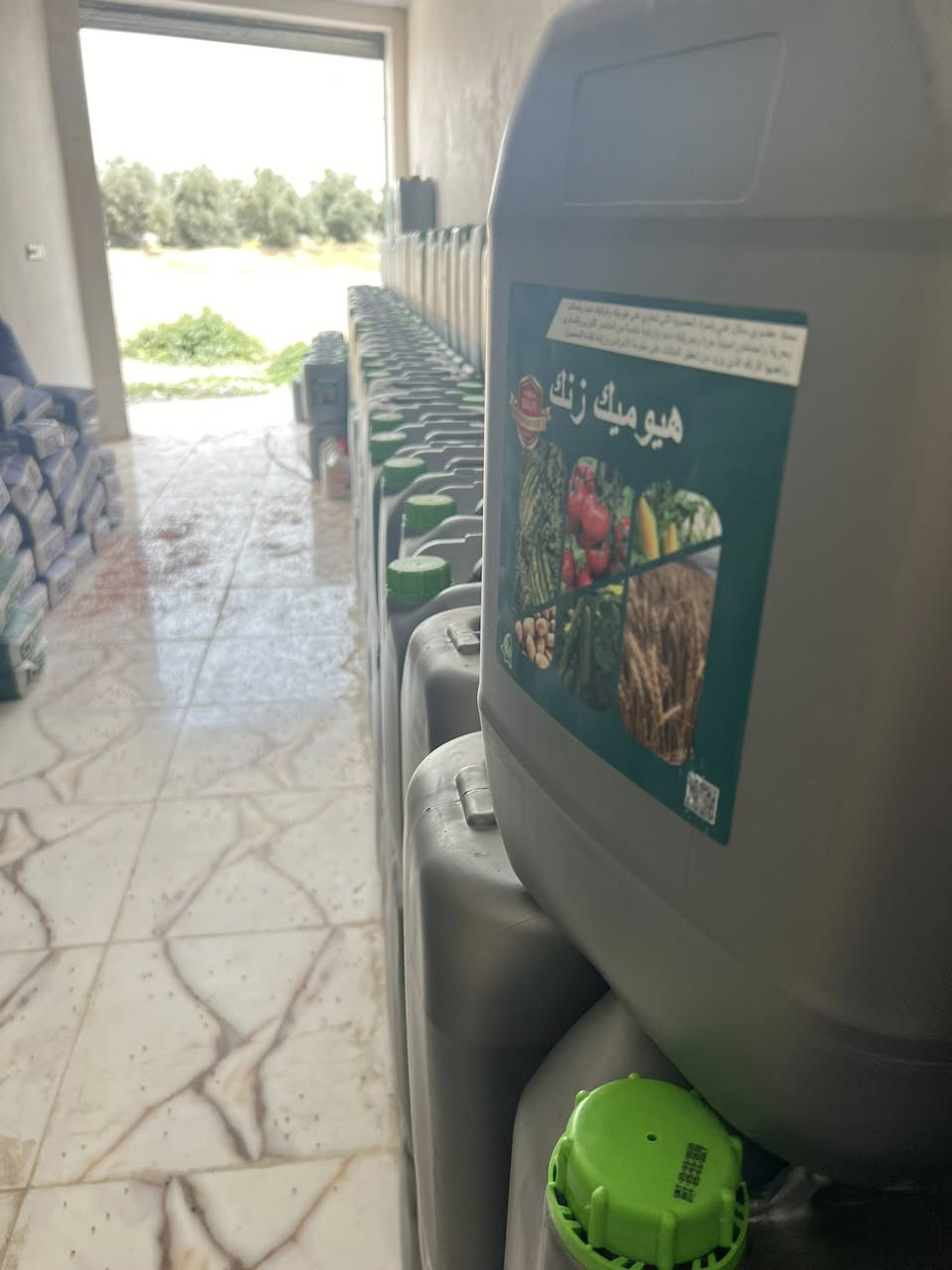 هيومك زنك 🌿🌿🌿🌿
سماد عضوي سائل غني بالمواد العضوية التي تحتوي على الفولفك اسيد وهيومك اسيد وطحالب بحرية واحماض امينية حرة وجبريليك اسيد وتركيبة خاصة من العناصر الكبرى والصغرى واهمها الزنك الذي يزيد من تحفيز النباتات على النمو ومقاومة الامراض وايضا زيادة كفاءة المحصول 
للحجز 
واتساب ***********
هاتف ***********
كركوك الحويجة 
لدينا خدمة توصيل
